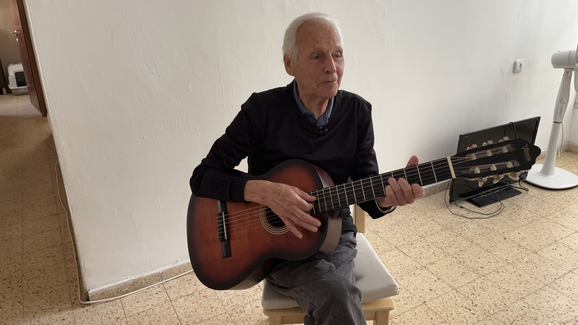 Der ukrainische Holocaust-Überlebende Valery Benderski spielt Gitarre. | Tim Aßmann