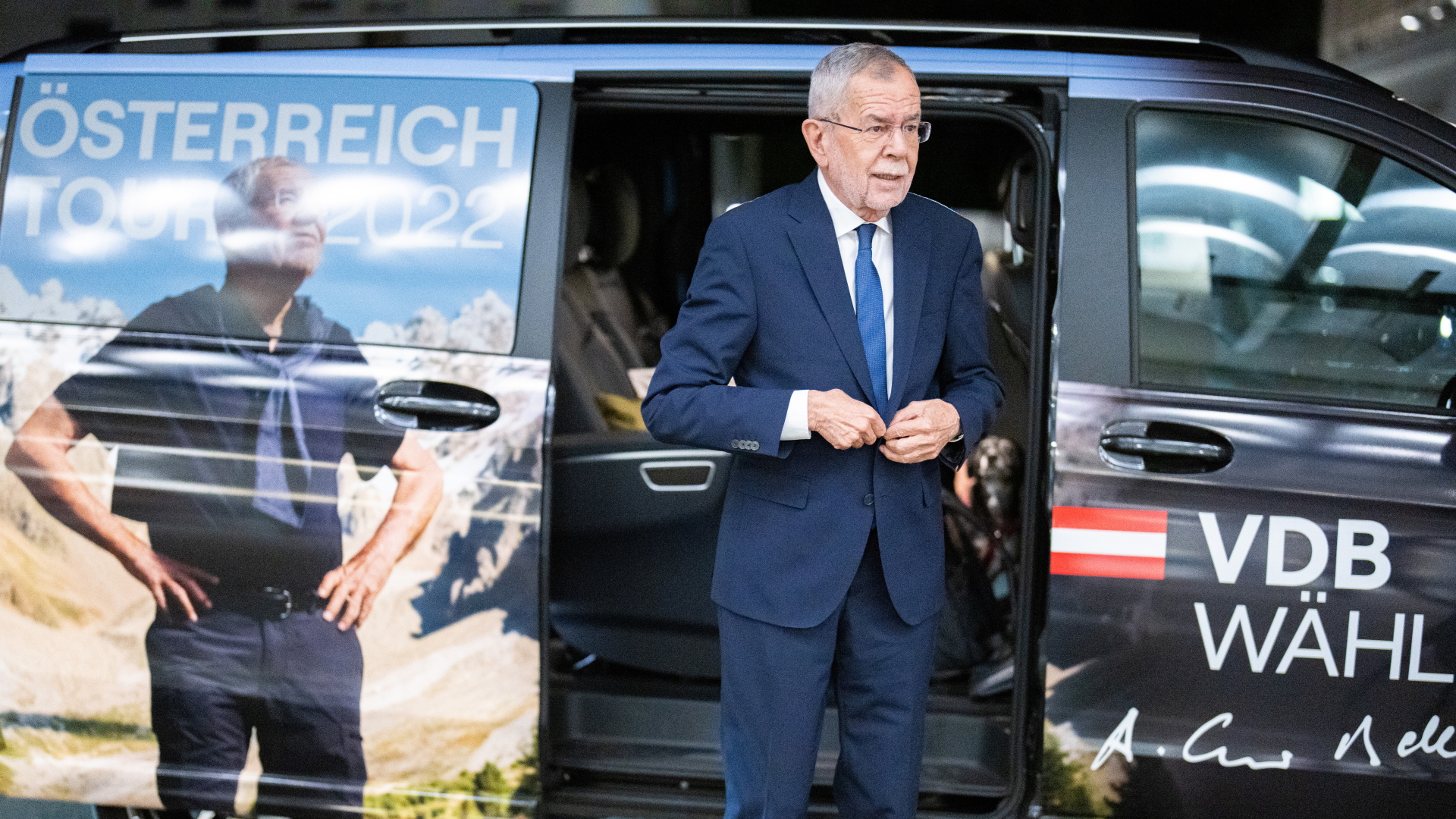 Alexander Van der Bellen vor seinem Wahlkampf-Kleinbus | dpa