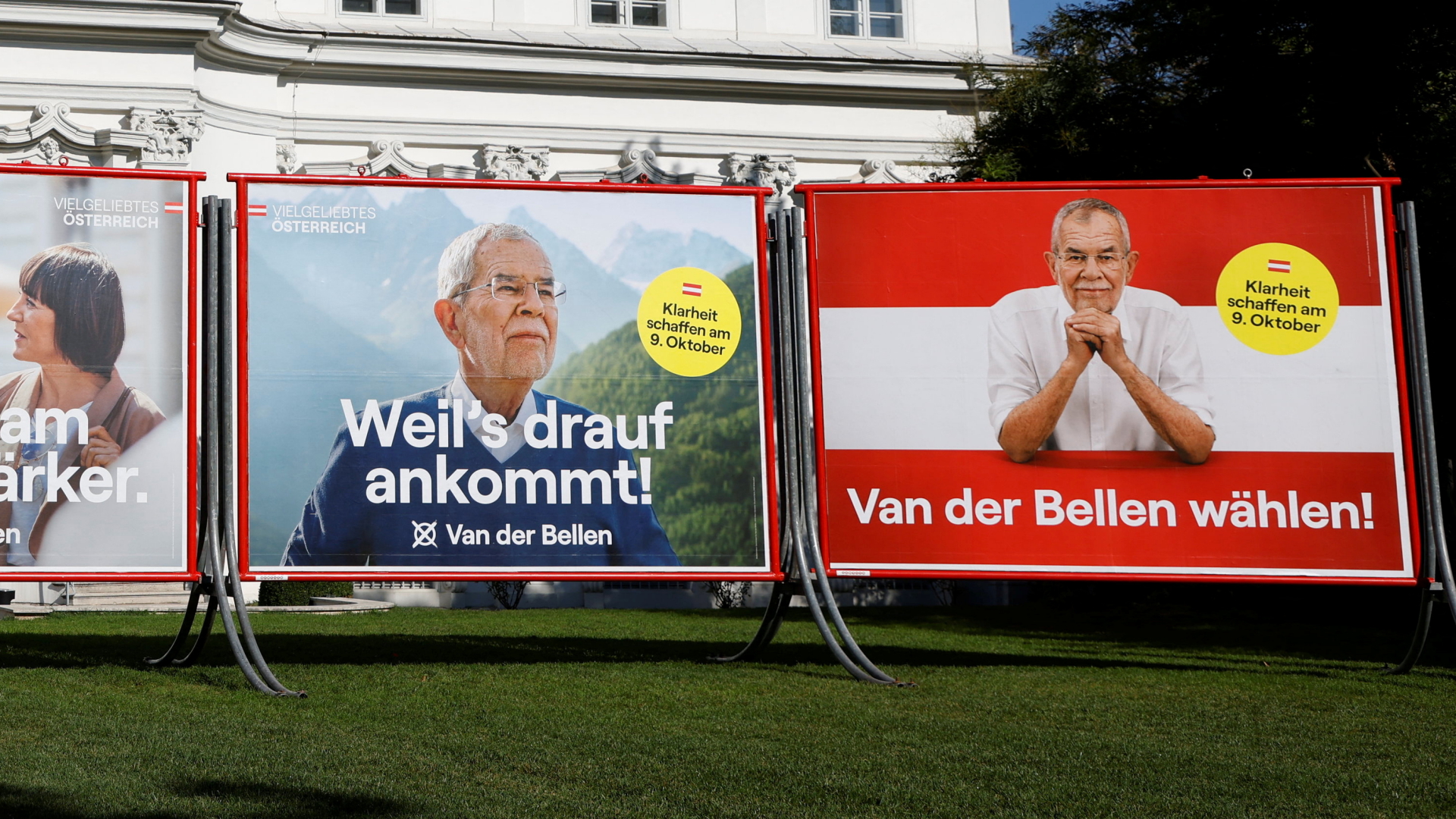 Alexander Van der Bellen auf einem Wahlplakat. | REUTERS