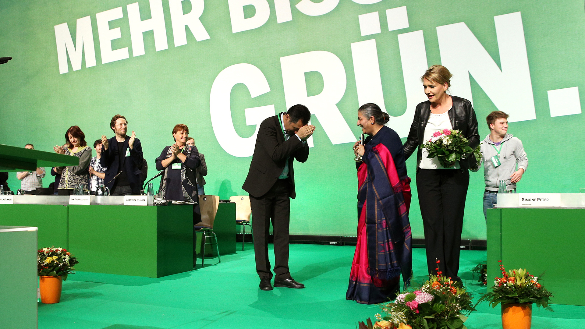  Simone Peter und Cem Özdemir bedanken sich bei Vandana Shiva (Mitte) nach ihrer Rede auf dem Bundesparteitag von Bündnis 90/Die Grünen in Hamburg. (Bild von 22.11.2014) | picture alliance / dpa