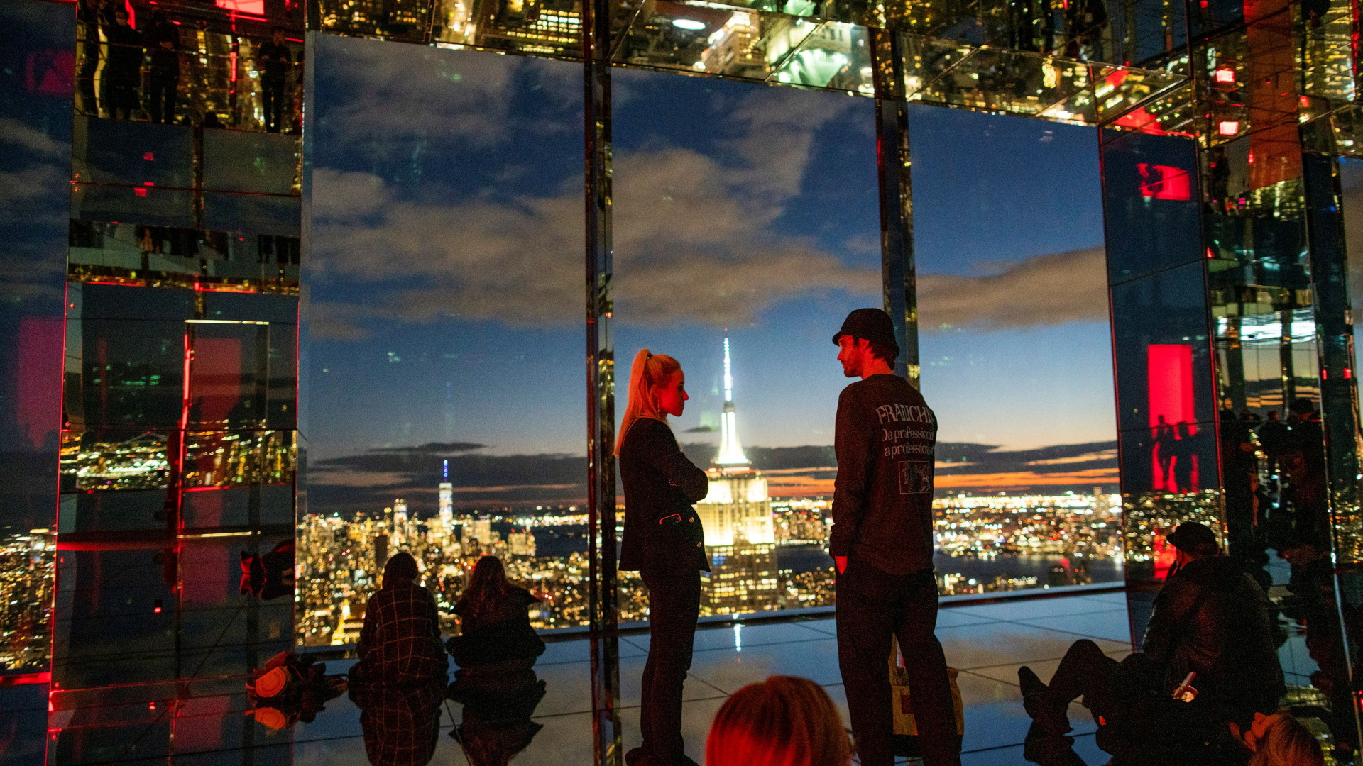 Menschen stehen auf der Aussichtsplattform "Summit" in New York | REUTERS