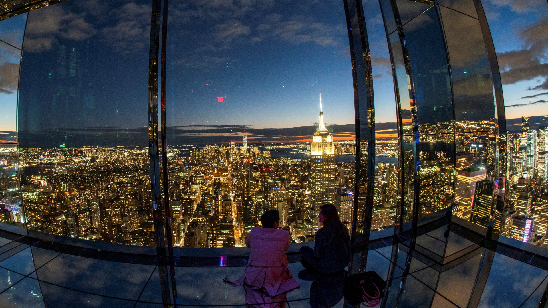 Menschen sitzen auf der Aussichtsplattform "Summit" in New York. | REUTERS