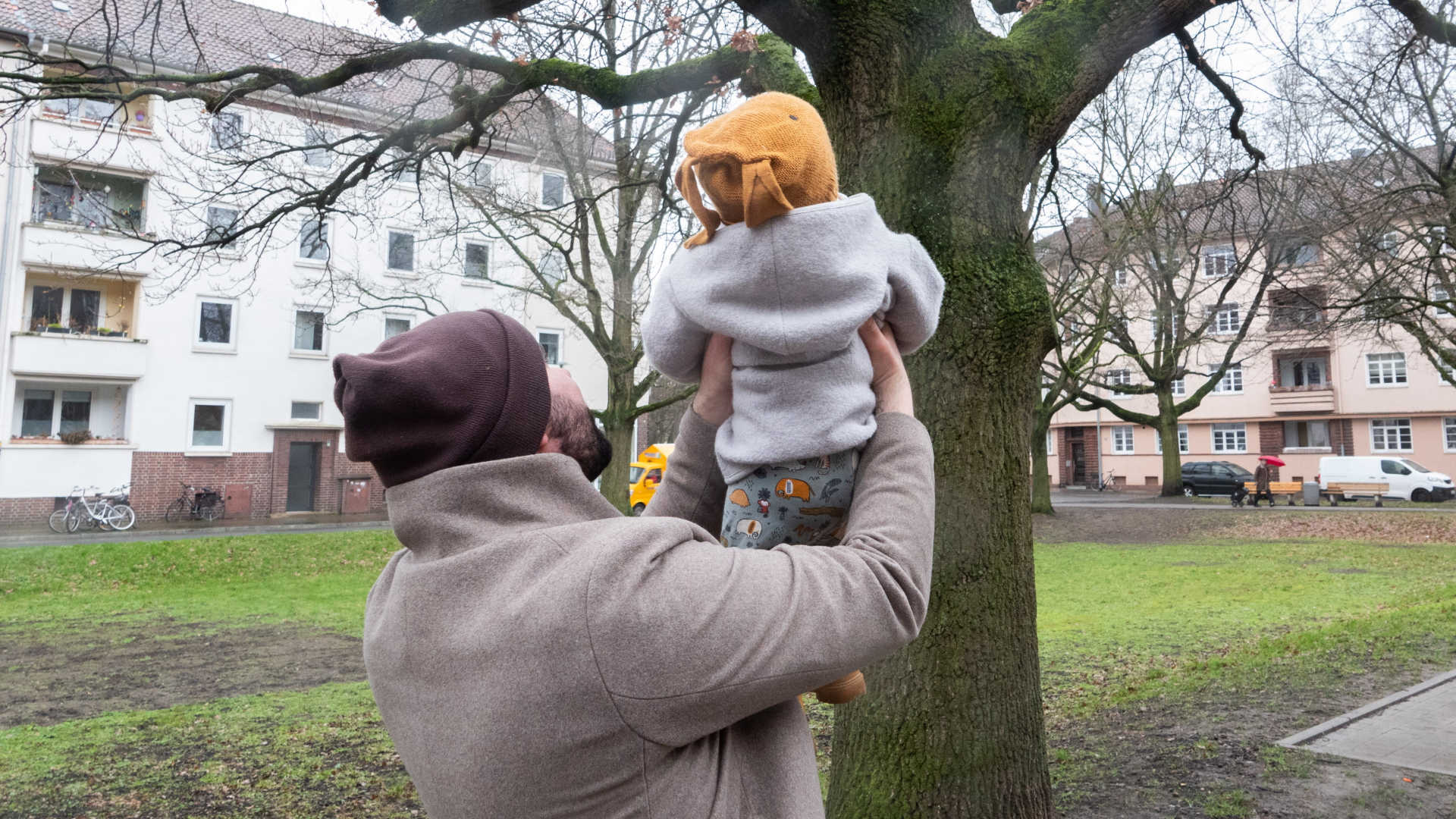 Ein Vater zeigt seinem Sohn einen Baum. 