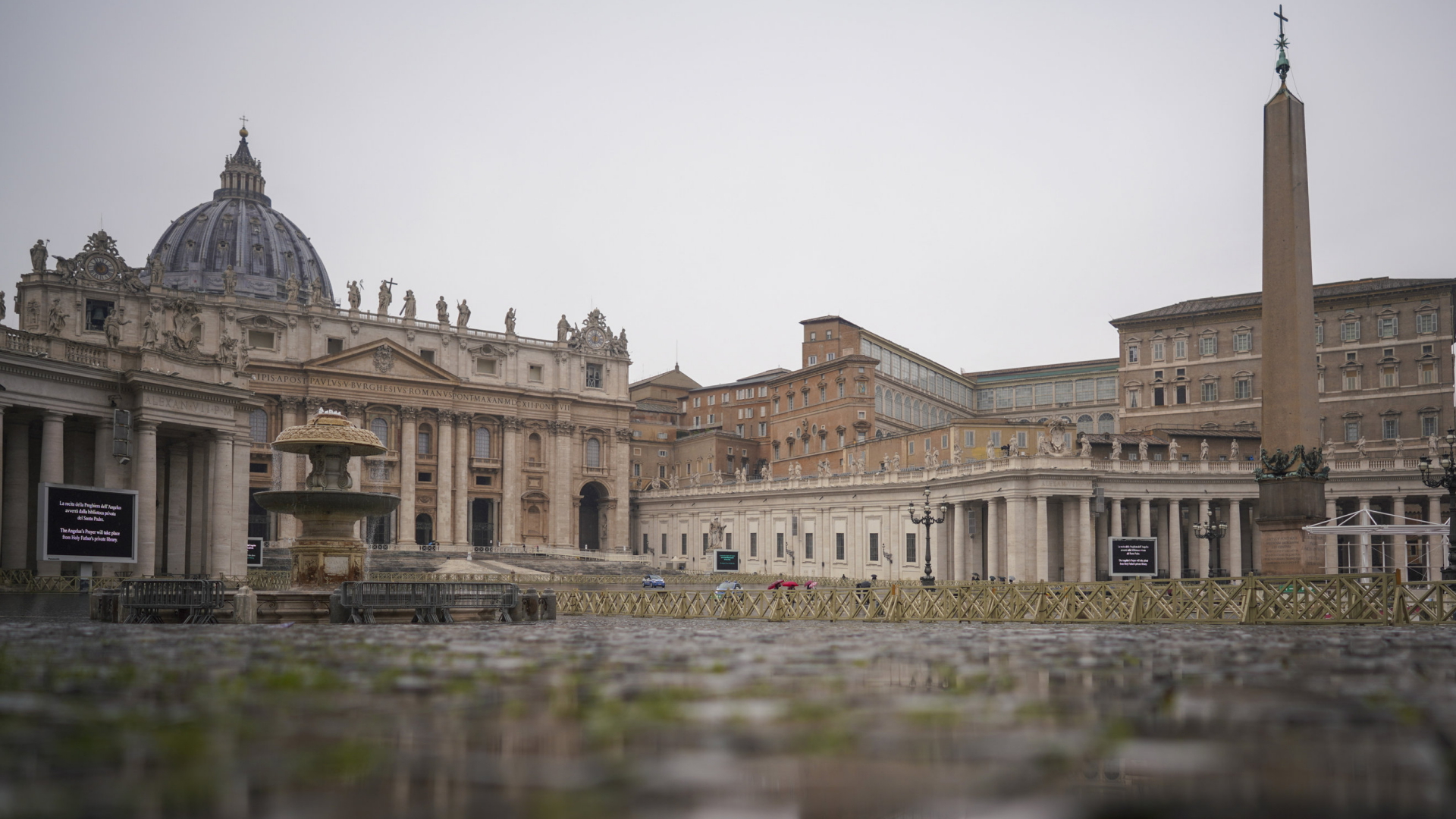 Blick auf den leeren Petersplatz und die Gebäude des Vatikan | AP