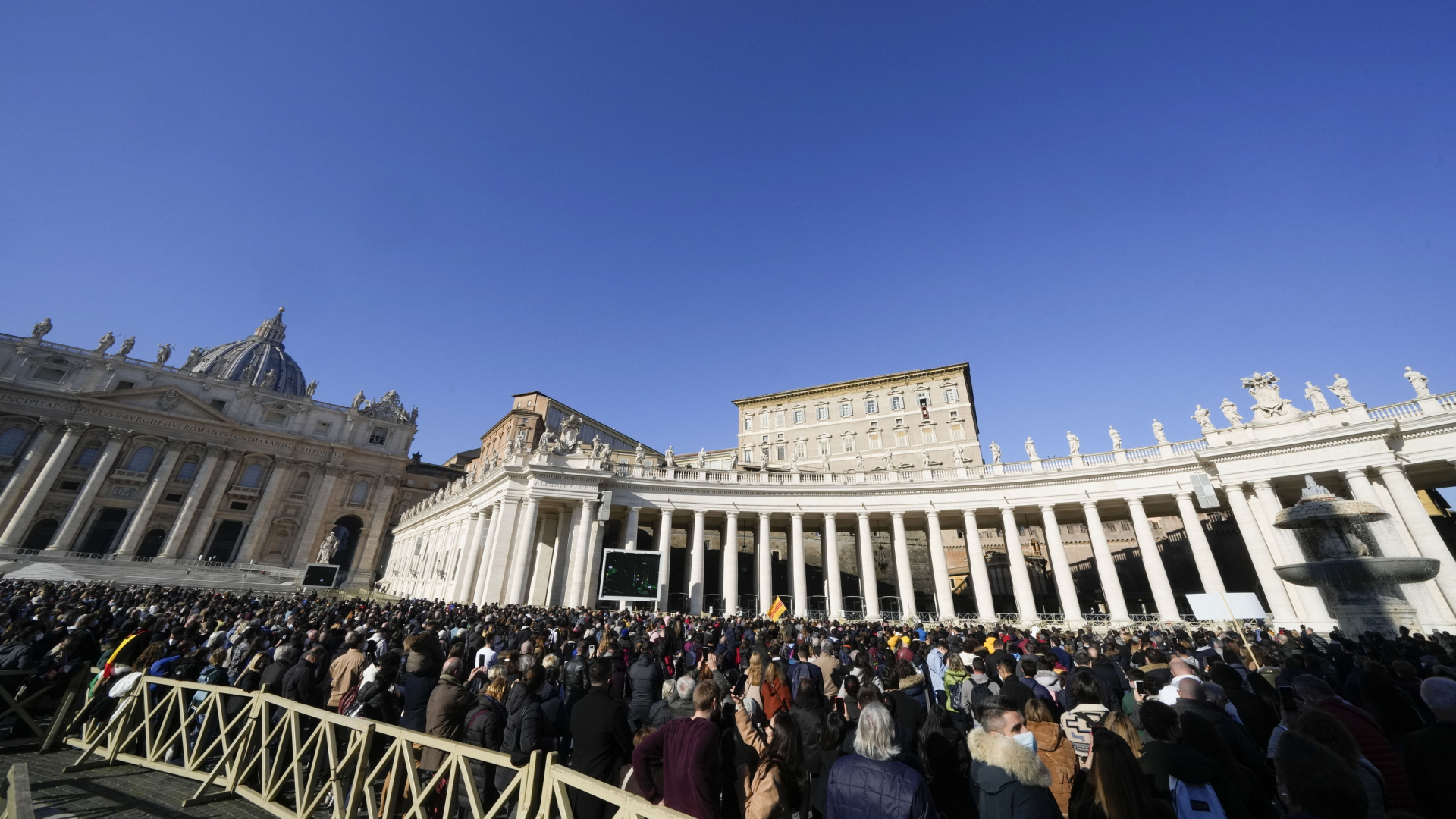 Tausende hören auf dem Petersplatz im Vatikan der Neujahrsbotschaft von Papst Franziskus zu. | AP