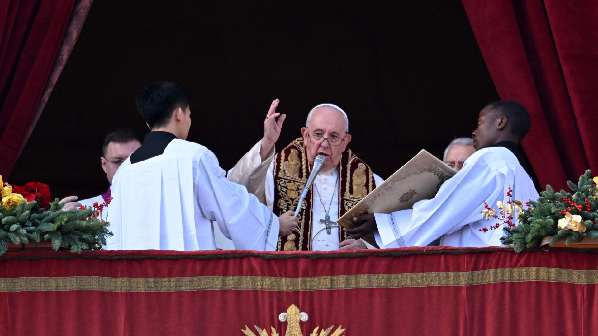 Papst Franziskus spendet den Segen "Urbi et Orbi. | AFP