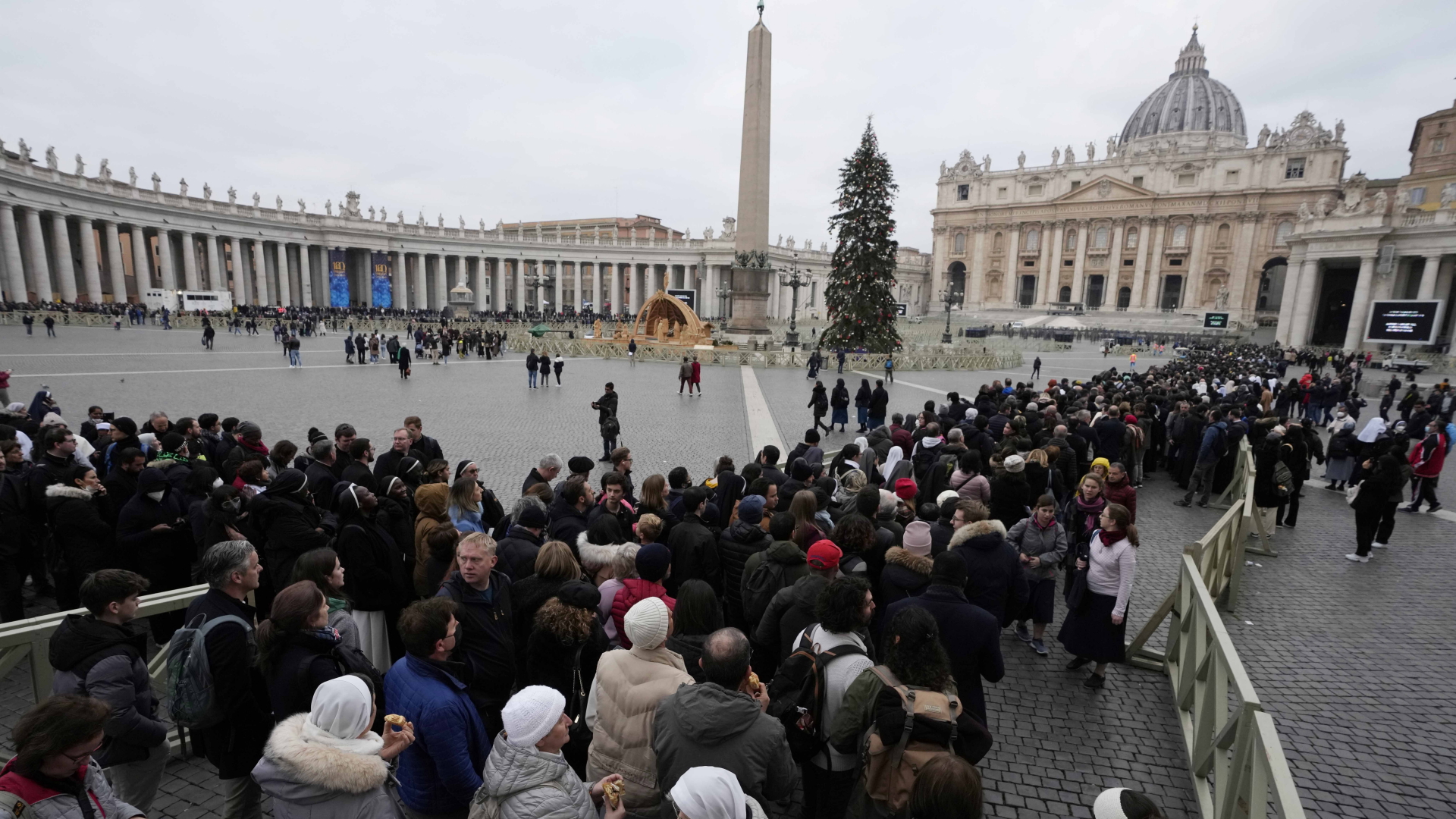 Gläubige warten in einer Schlange vor dem Petersdom, wo der Leichnam des verstorbenen emeritierten Papst Benedikt XVI. aufgebahrt ist | dpa