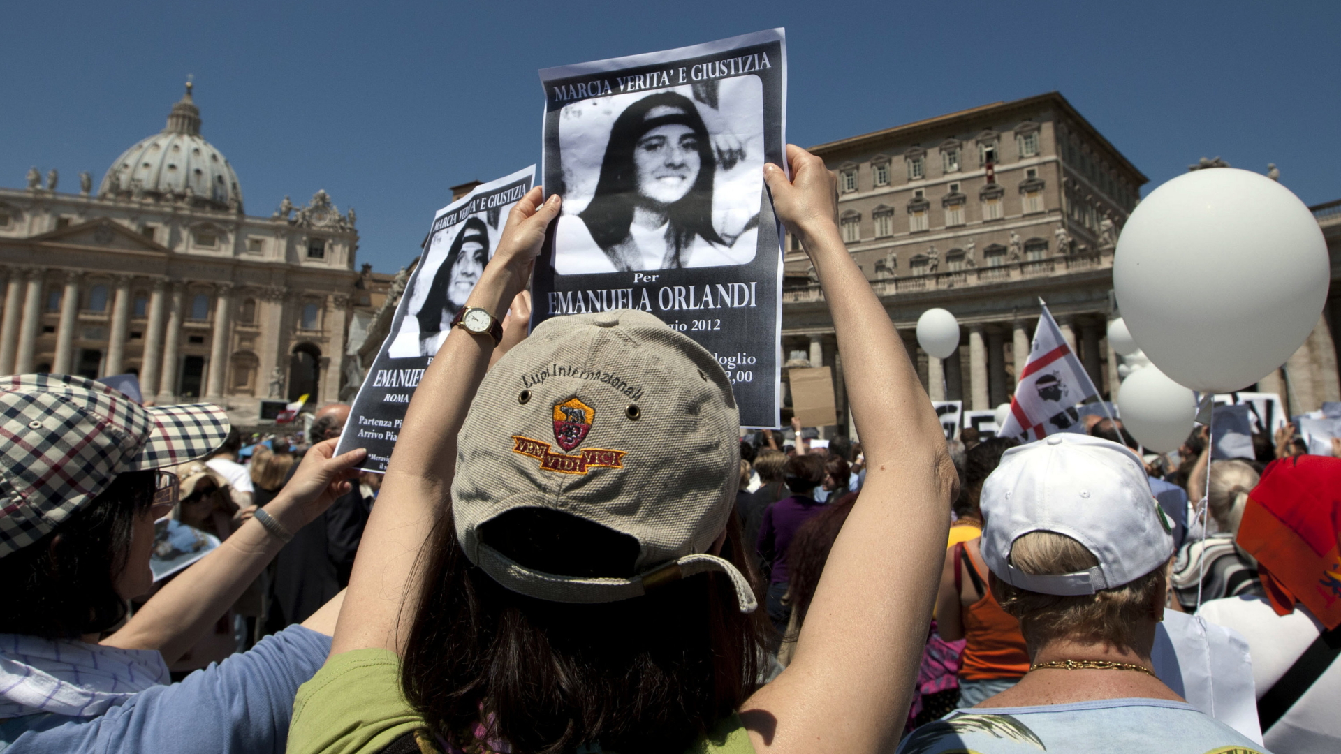 Teilnehmer des "Marsch für Wahrheit und Gerechtigkeit für Emanuela" halten Bilder des verschwundenen Mädchens Emanuela Orlandi auf dem Petersplatz. (Archivbild) | dpa