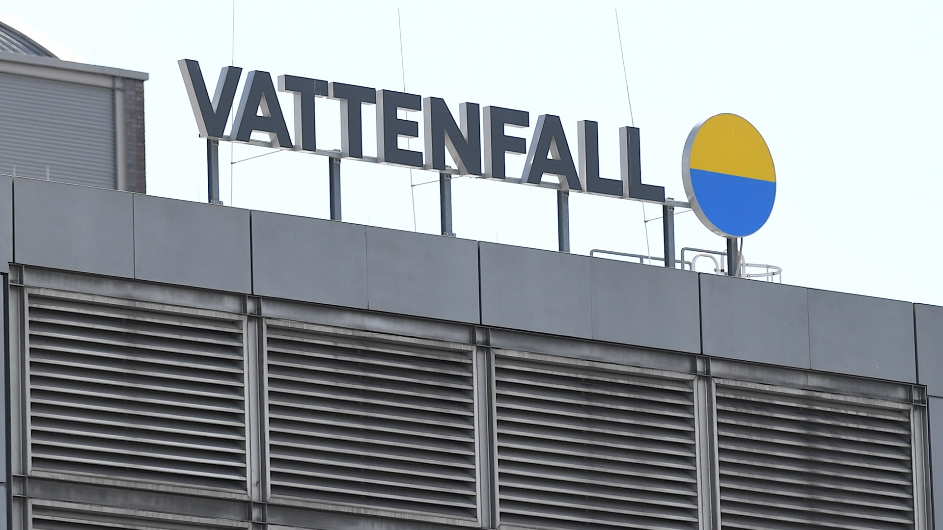 Berlin: Das Vattenfall-Logo auf einem Heizkraftwerk in Mitte.