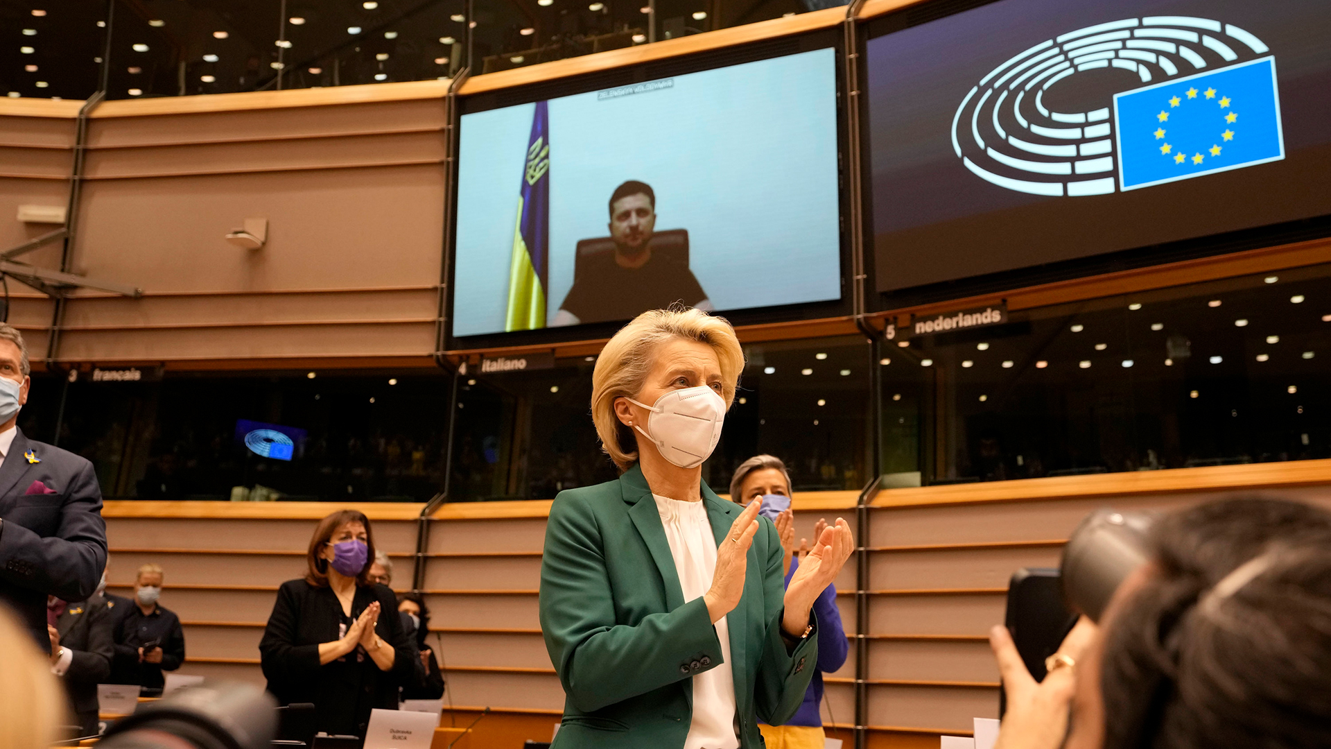 Ursula von der Leyen applaudiert nach einer Rede von Wolodymyr Selenskyj. | AP
