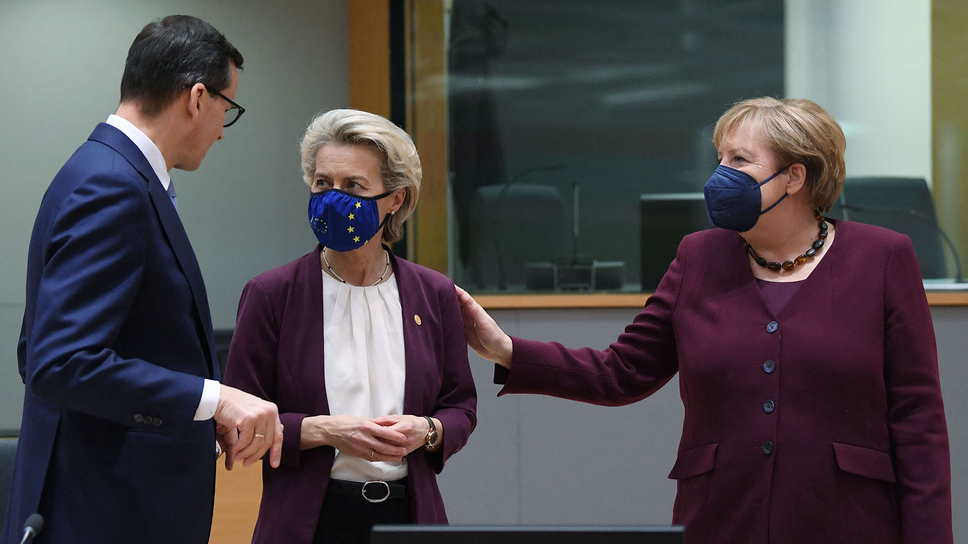 Mateusz Morawiecki, Ursula von der Leyen und Angela Merkel. | Bildquelle: AFP