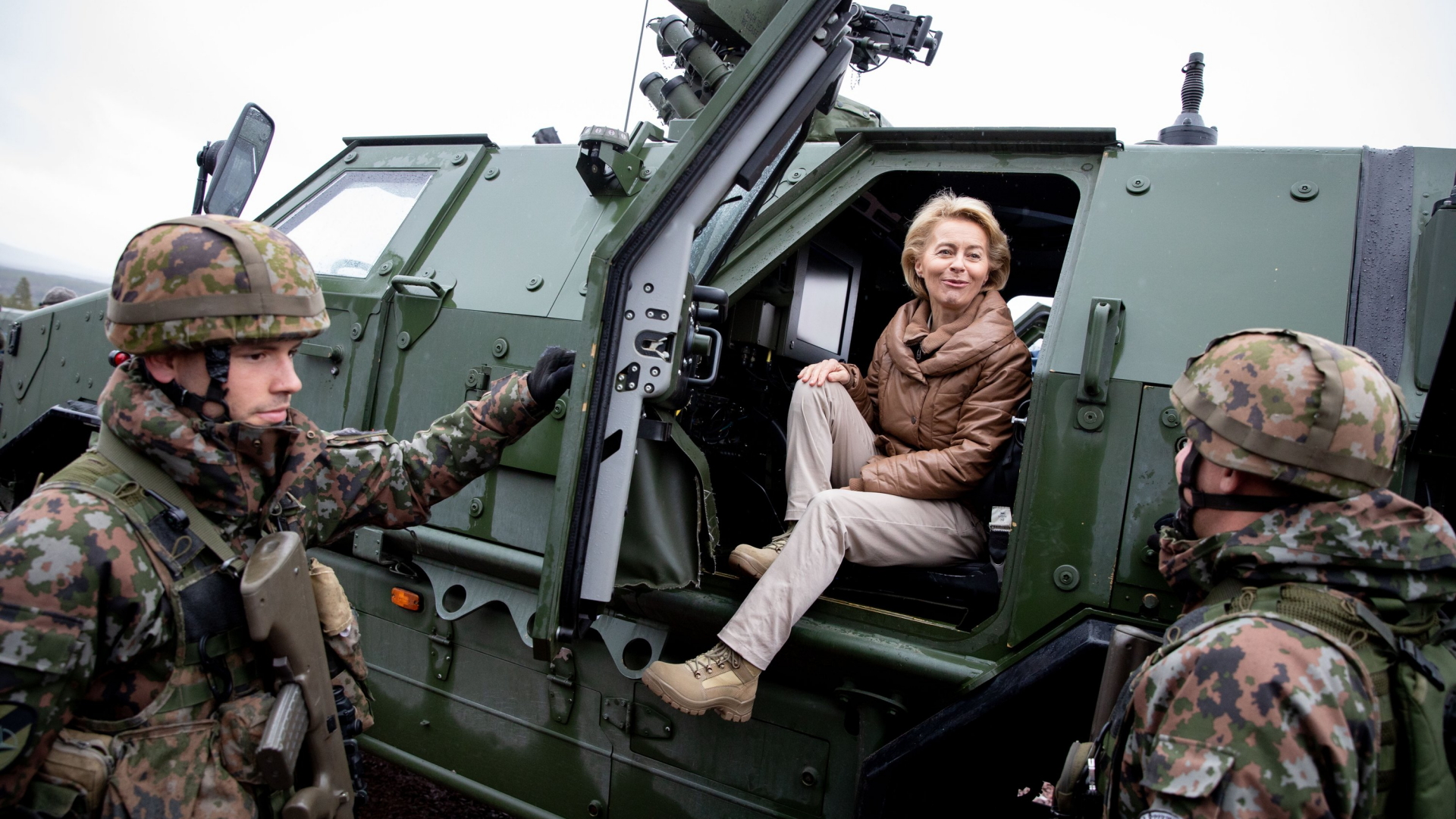 Verteidigungsministerin von der Leyen verschafft sich im norwegischen Rena einen Eindruck vom Manöver "Trident Juncture". | dpa