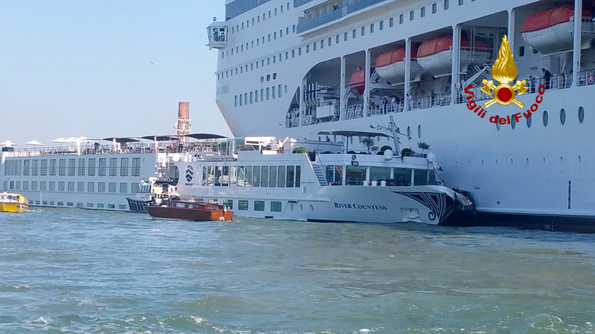 Das Kreuzfahrtschiff  "Msc Opera" ist an der Anlegestelle "San Basilio" im Kanal von Giudecca mit einem Touristenboot zusammengestossen. | dpa