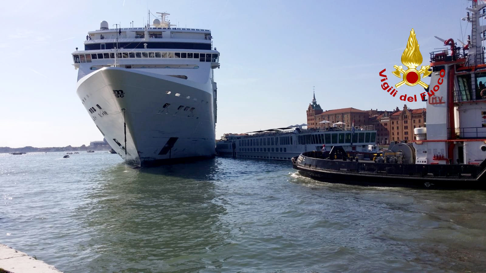 Das Kreuzfahrtschiff  "Msc Opera" ist an der Anlegestelle "San Basilio" im Kanal von Giudecca mit einem Touristenboot zusammengestoßen. | dpa