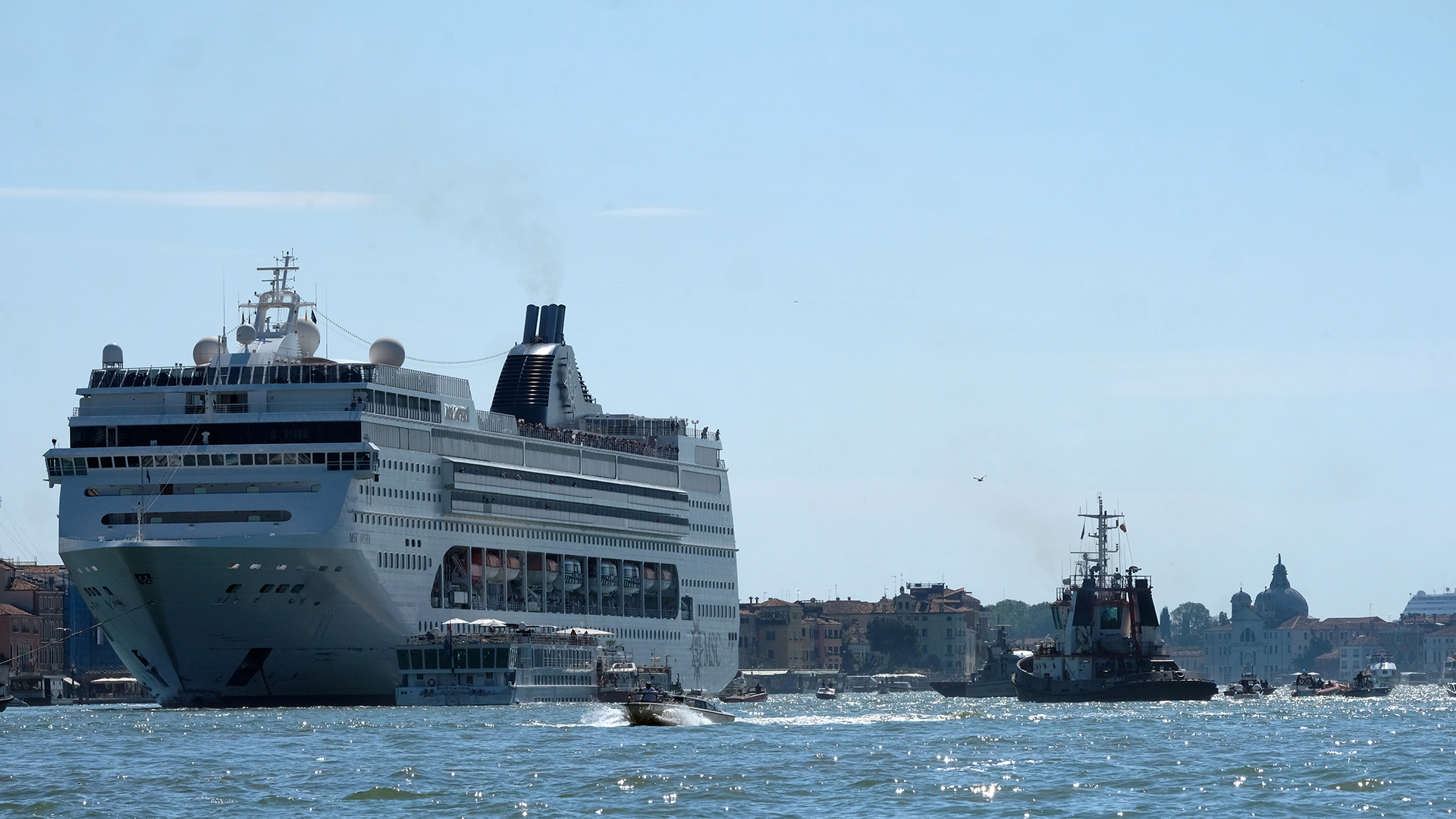 Das Kreuzfahrtschiff  "Msc Opera" ist an der Anlegestelle "San Basilio" im Kanal von Giudecca mit einem Touristenboot zusammengestoßen. | REUTERS
