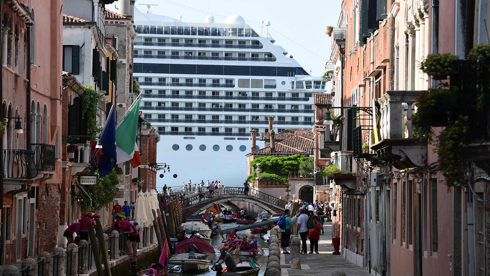 MSC Magnifica wird von einem der Kanäle in Venedig aus gesehen. | AFP