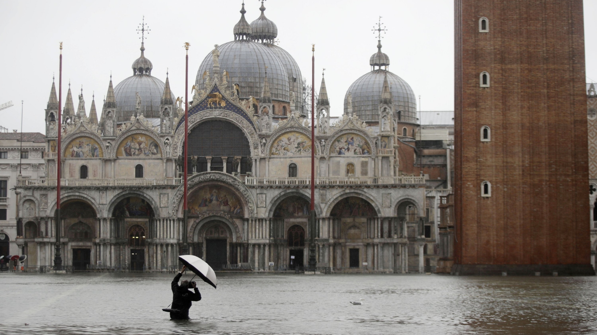 Der überschwemmte Markusplatz in Venedig. | AP