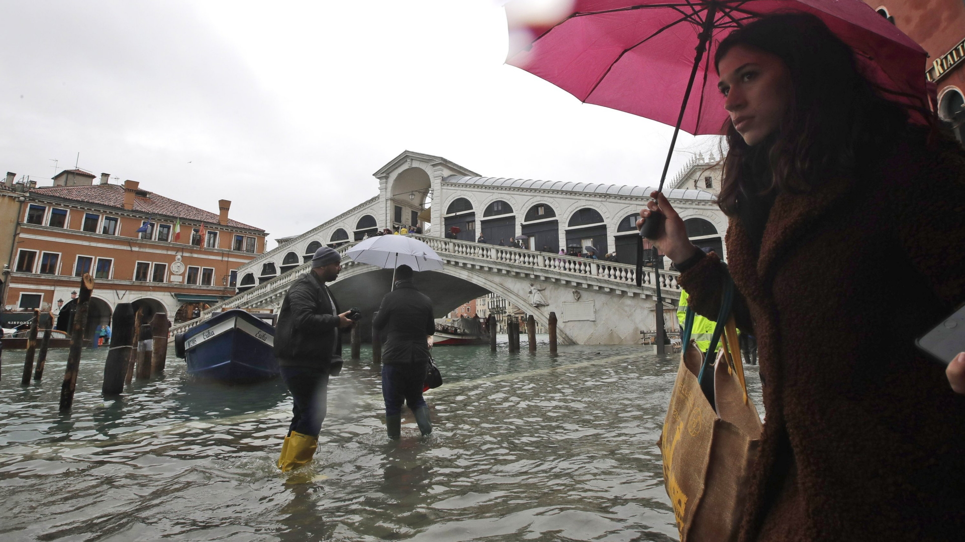 Touristen waten durch Hochwasser in Venedig | dpa