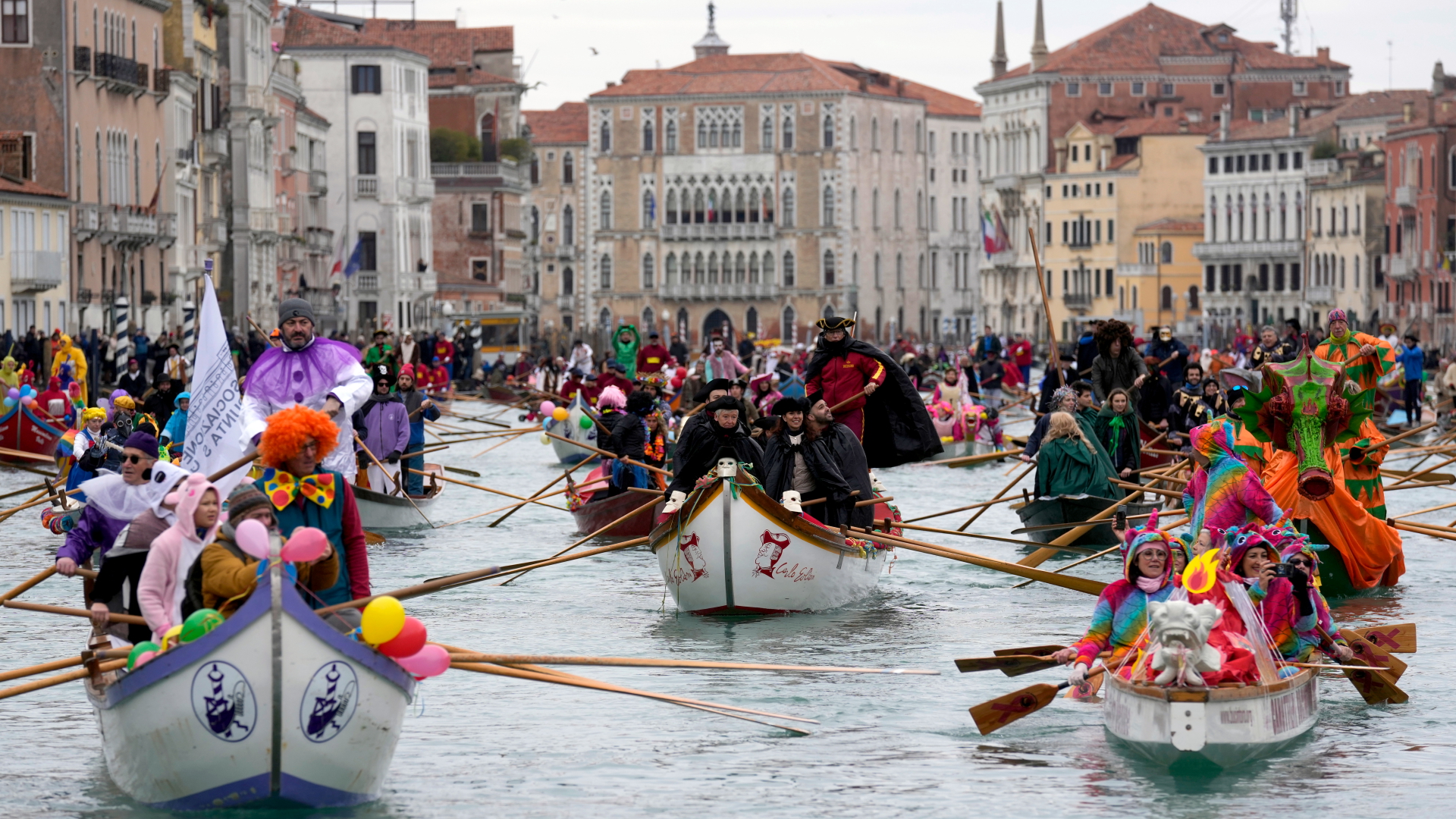 Gondeln mit verkleideten Besuchern während der Wasserparade in Venedig. | dpa