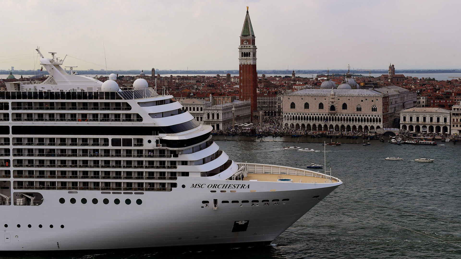 Ein Kreuzfahrtschiff fährt durch Venedig.