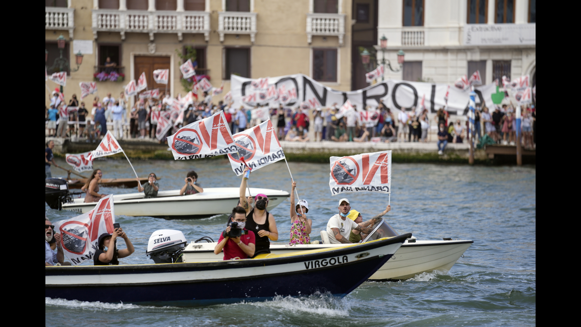 Menschen protestieren in Venedig gegen das Einlaufen von großen Kreuzfahrtschiffen in die Lagunenstadt.  | dpa