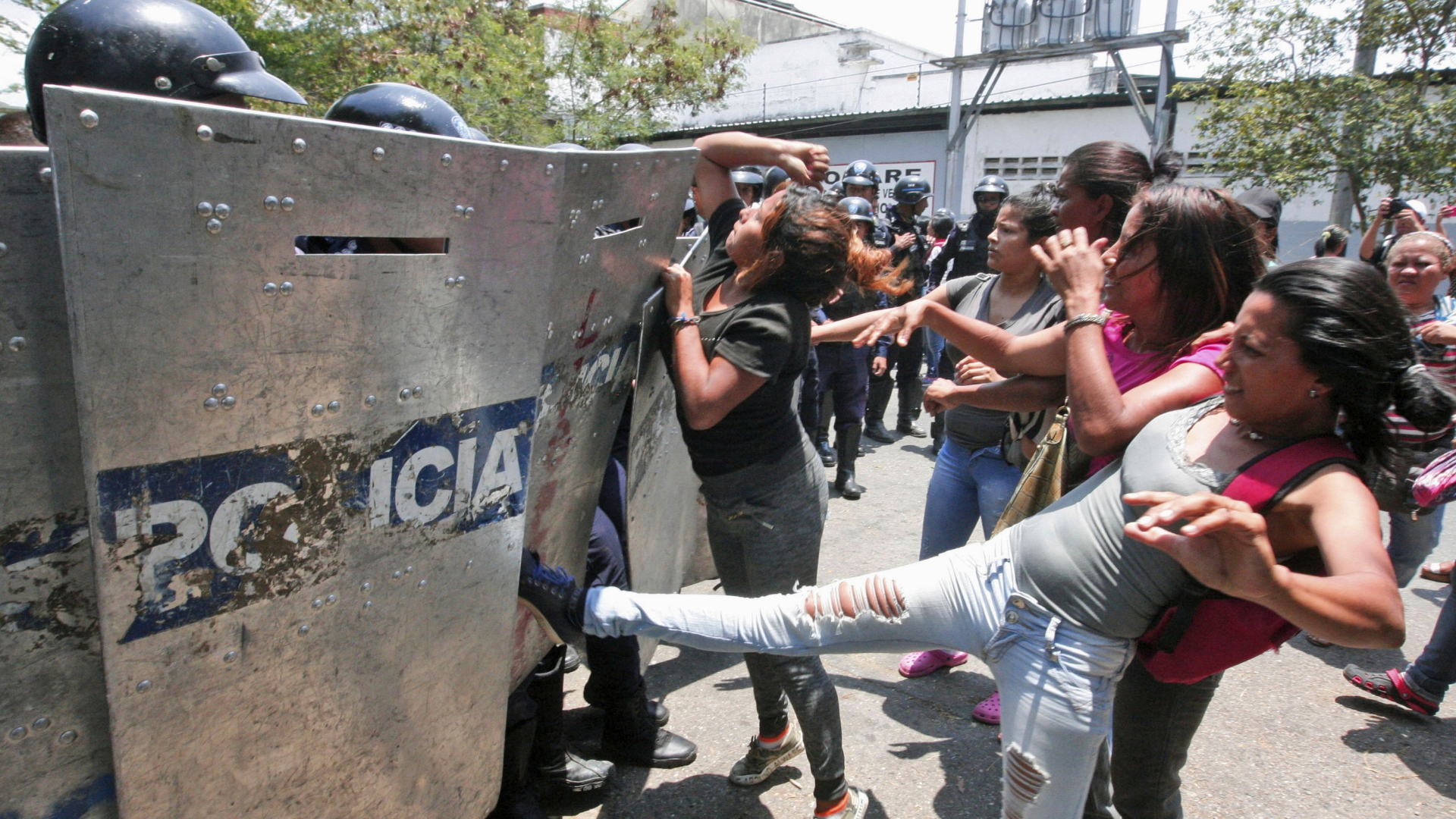 Angehörige protestieren nach einer Meuterei in einem Gefängnis in Venezuela. | Bildquelle: AP