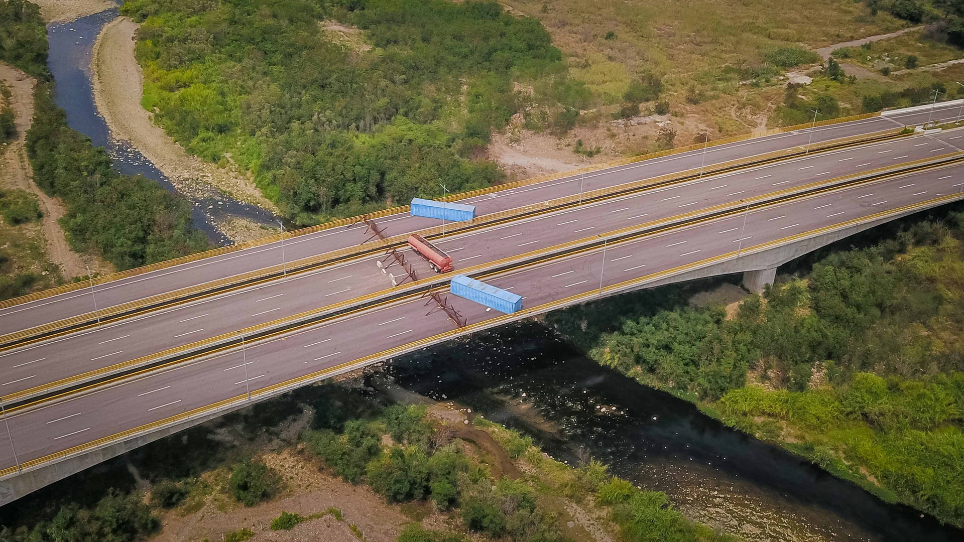 Mit einem Lastwagen und zwei Containern wurde die Grenzbrücke zwischen Venezuela und Kolumbien abgesperrt | RAFAEL HERNANDEZ/EPA-EFE/REX