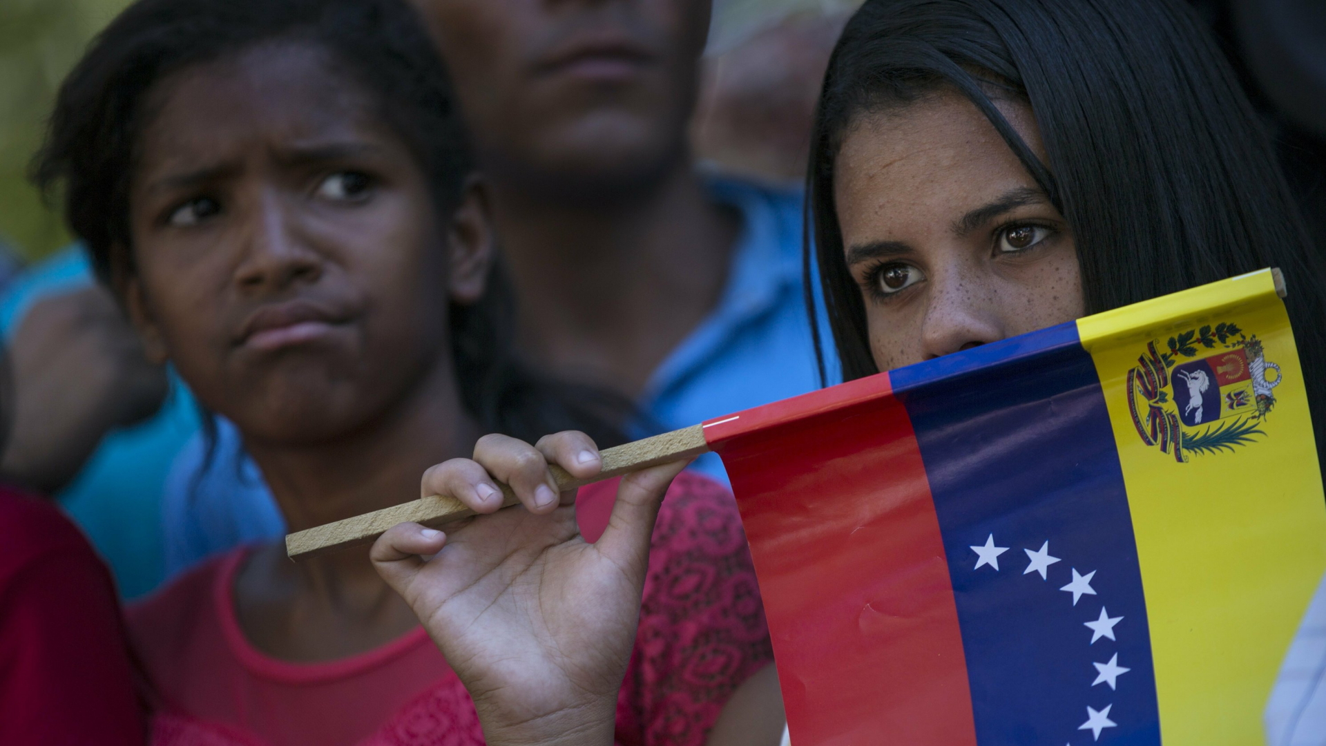 Zwei venezolanische Frauen mit einer Flagge | AP