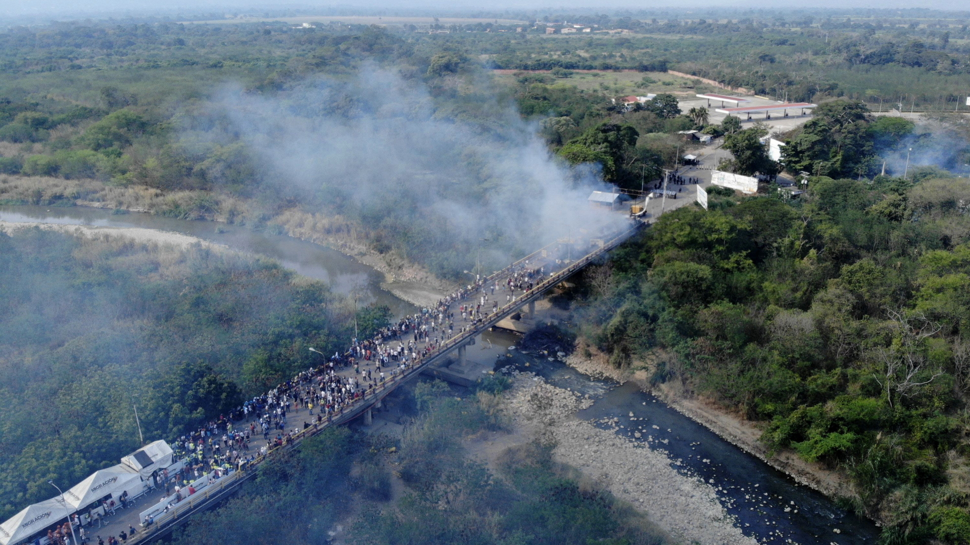 Rauch über Demonstranten und Hilfs-Lastern an der Grenze zwischen Kolumbien und Venezuela | Bildquelle: AFP