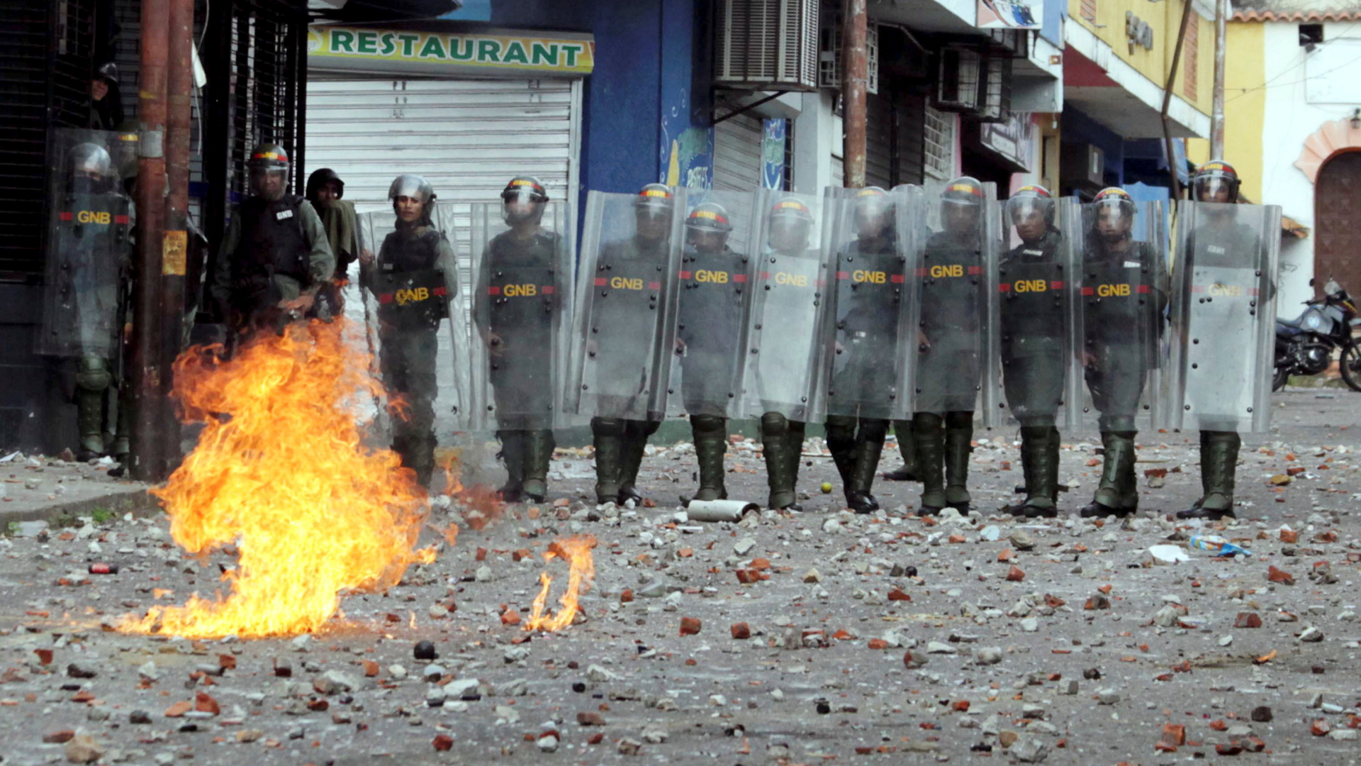 Venezolanische Sicherheitskräfte während Protesten in Caracas | Bildquelle: REUTERS