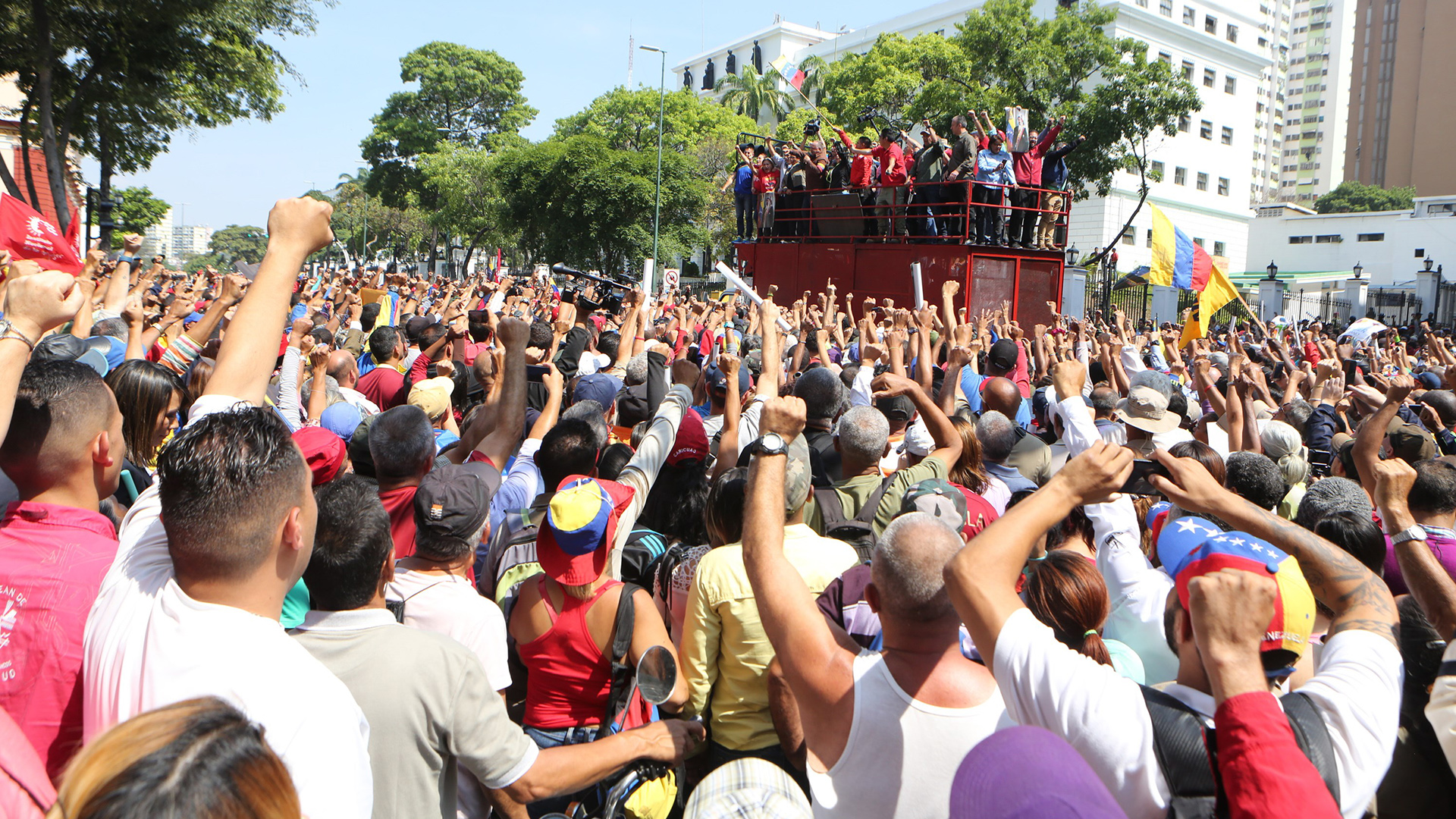 Anhänger von Präsident Maduro protestieren gegen den selbst ernannten Übergangspräsidenten Guaidó.  | Mirfaflores Press HANDOUT/EPA-EF