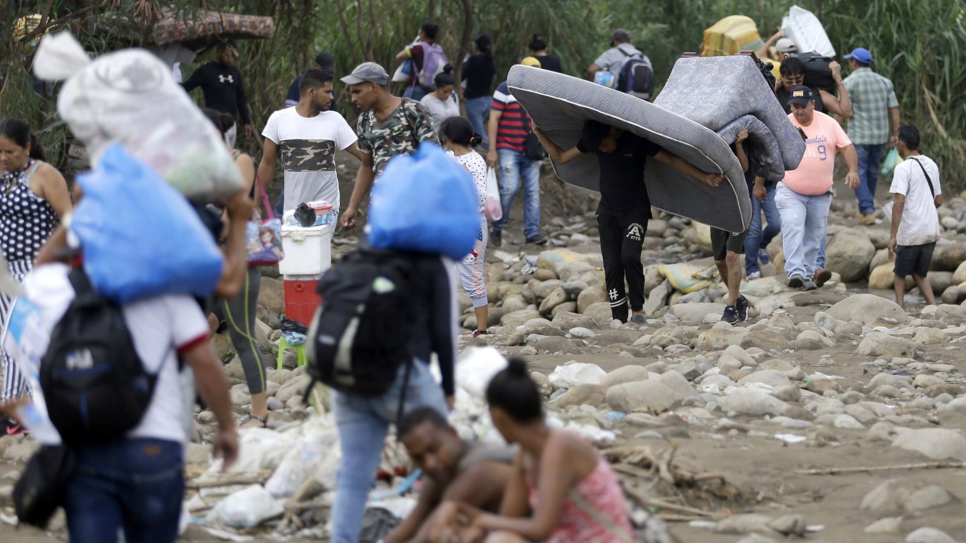Venezolanische Flüchtlinge überqueren die Grenze zu Kolumbien | dpa