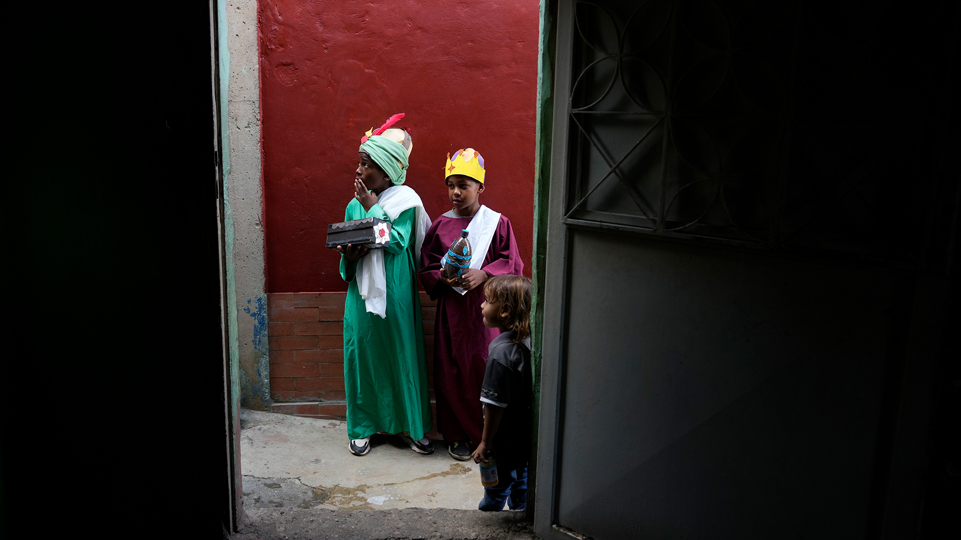 Als Heilige Drei Könige verkleidete Kinder in Caracas, Venezuela. | dpa