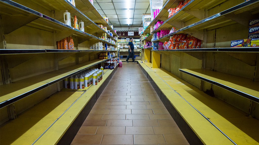 Leere Regale im Supermarkt in Venezuela