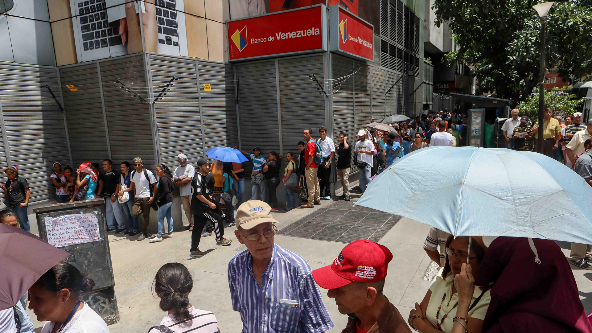 Menschen bilden eine Schlange vor einem Bankautomat in Caracas | Cristian Hernandez/EPA-EFE/REX/S