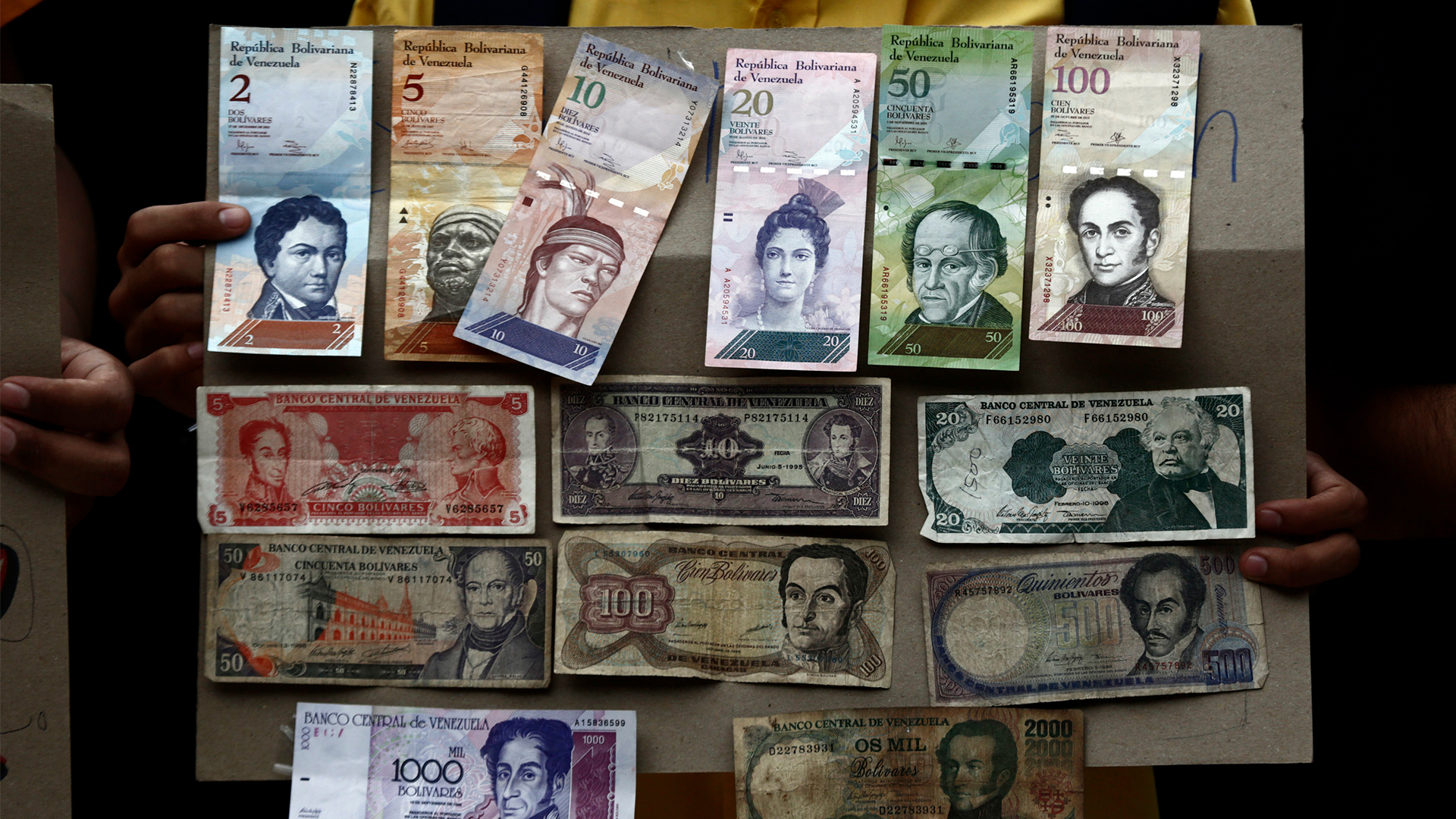 Ein Demonstrant zeigt bei einem Protest gegen die Wirtschaftspolitik der Regierung Bolivar-Geldnoten. 