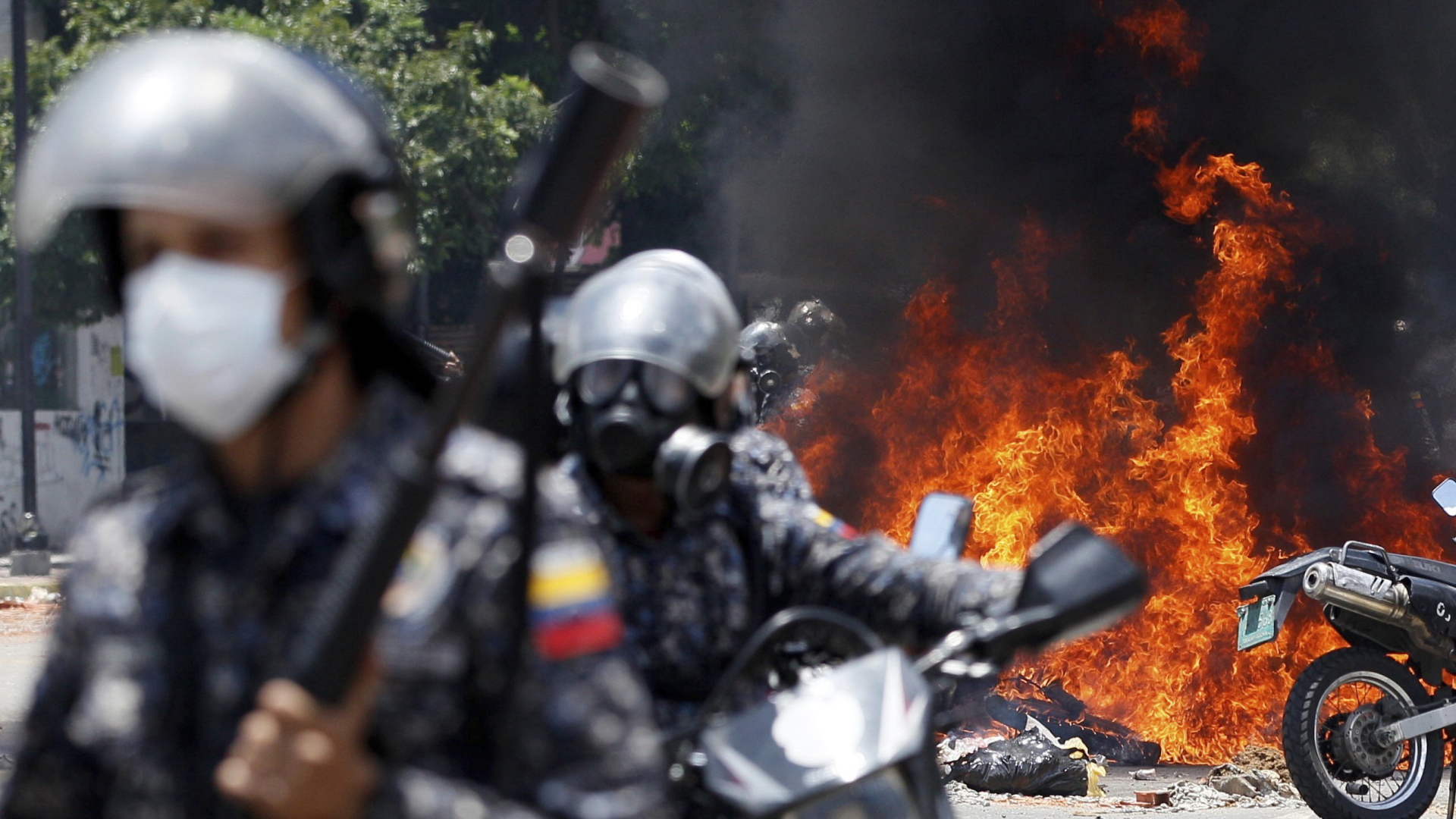 Venezolanische Polizisten nach der Explosion eines Sprengkörpers in Caracas. | Bildquelle: dpa