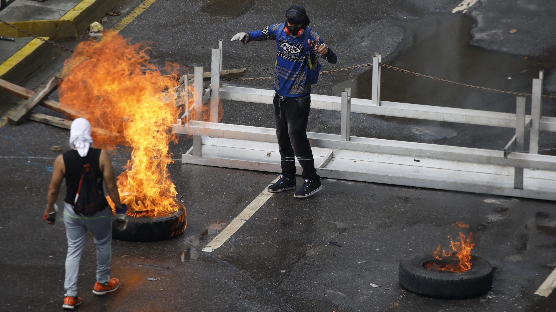 Unterstützer der venezolanischen Opposition zünden Barrikaden in der Hauptstadt Caracas an. | Bildquelle: REUTERS