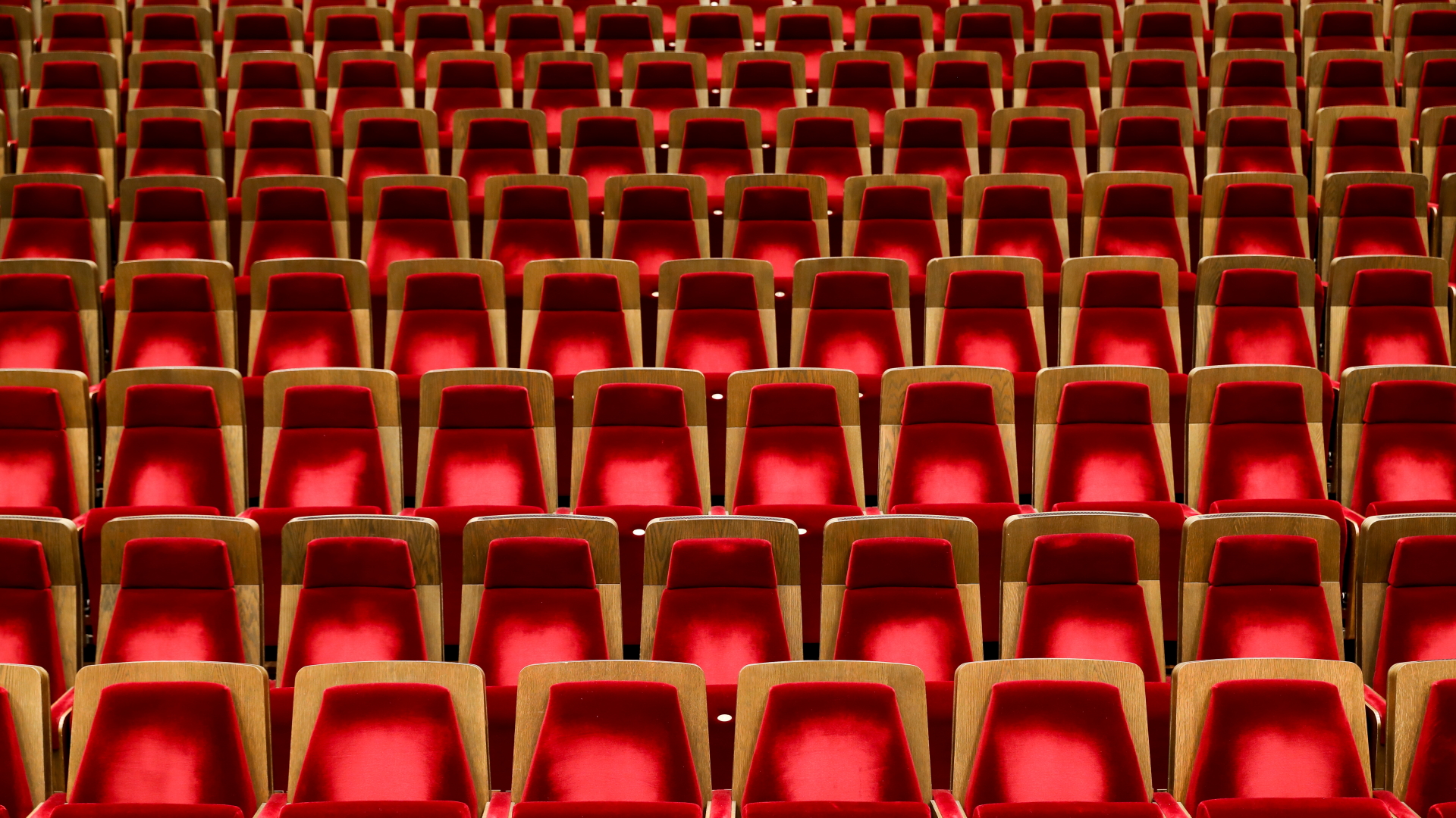 Blick auf die Sitzplätze im leeren Großen Saal im Gewandhaus zu Leipzig. Das weltberühmte Konzerthaus ist aufgrund des Corona-Virus momentan geschlossen und hat allein bis zum 20. April 80 Veranstaltungen abgesagt. | dpa