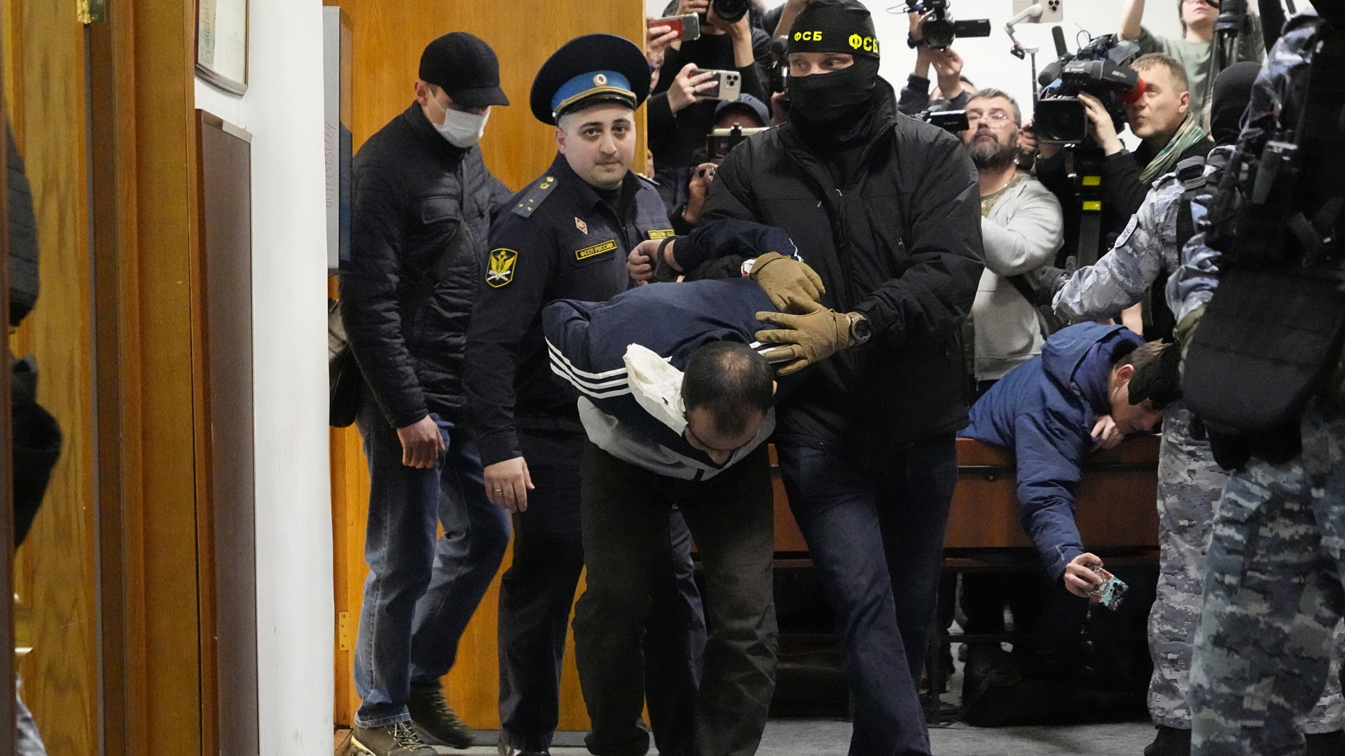Ein Verdächtiger wird in Moskau in ein Gericht gebracht.