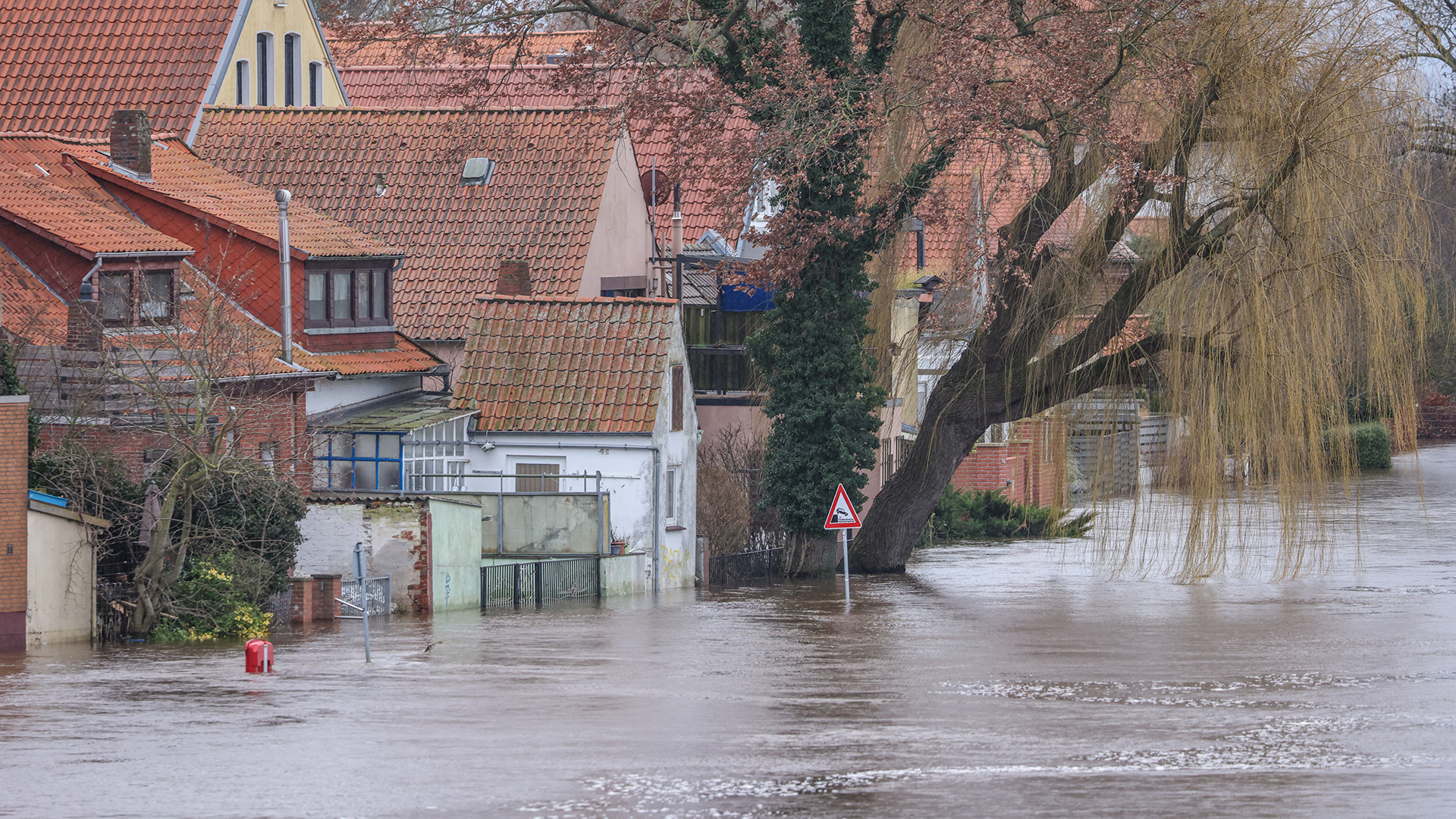  Hochwasser hat die Aller an der Altstadt von Verden über die Ufer treten lassen.