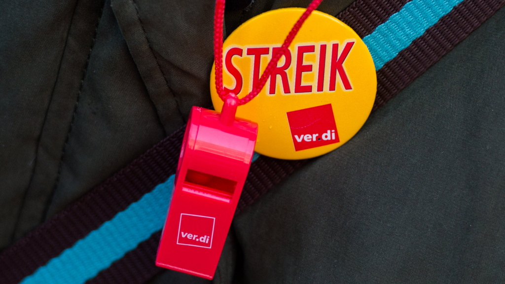 Ein Streik-Button und eine Ver.di-Trillerpfeife | dpa