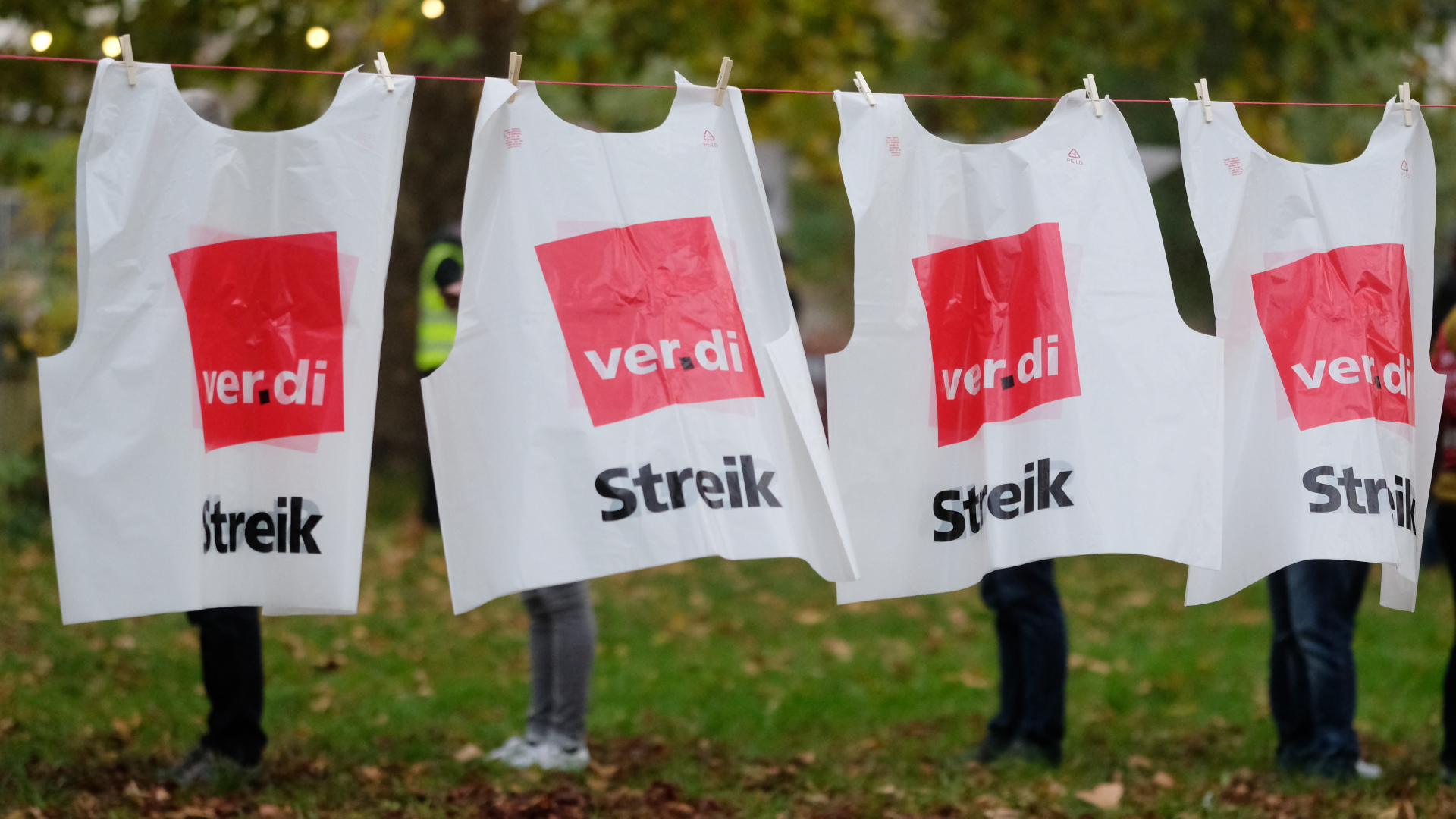 Streik-Westen der Dienstleistungsgewerkschaft Verdi hängen an einer Leine.