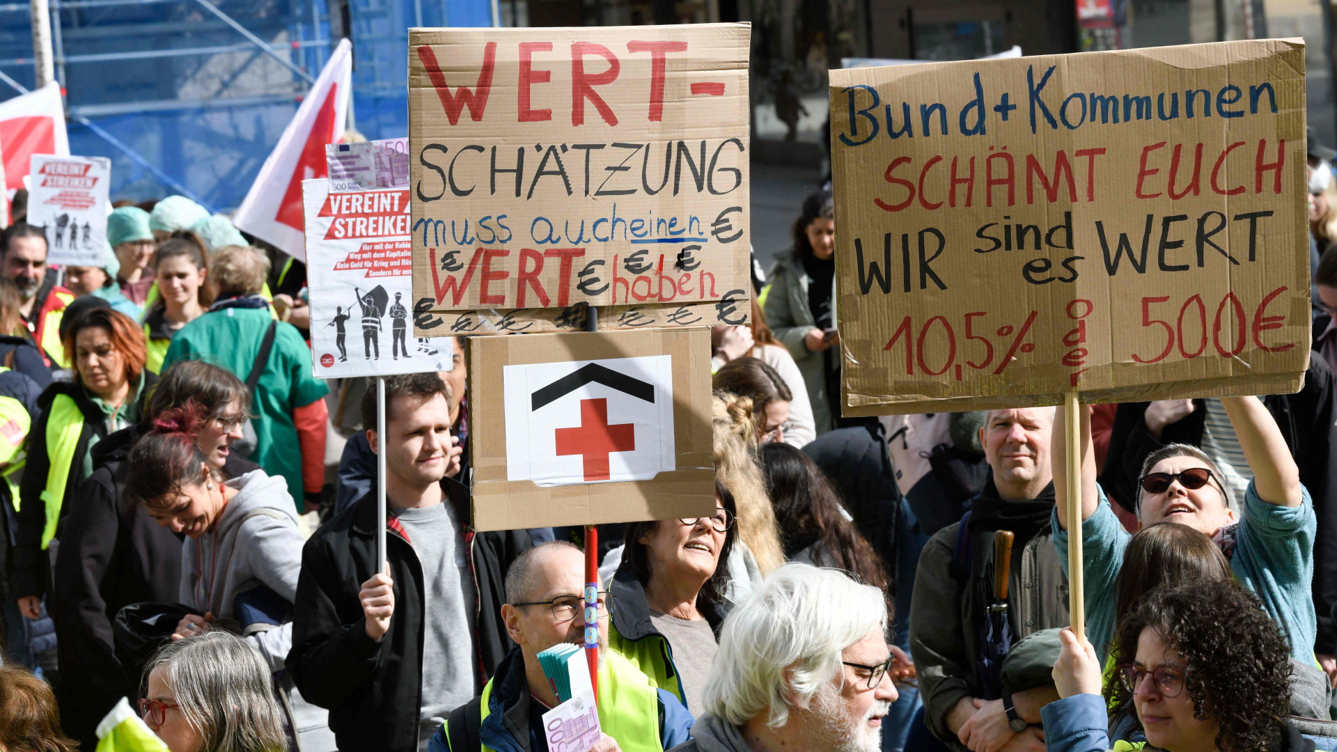 Beschäftigte im Gesundheitswesen nehmen an einem Warnstreik der Gewerkschaft ver.di in Stuttgart teil. | AFP