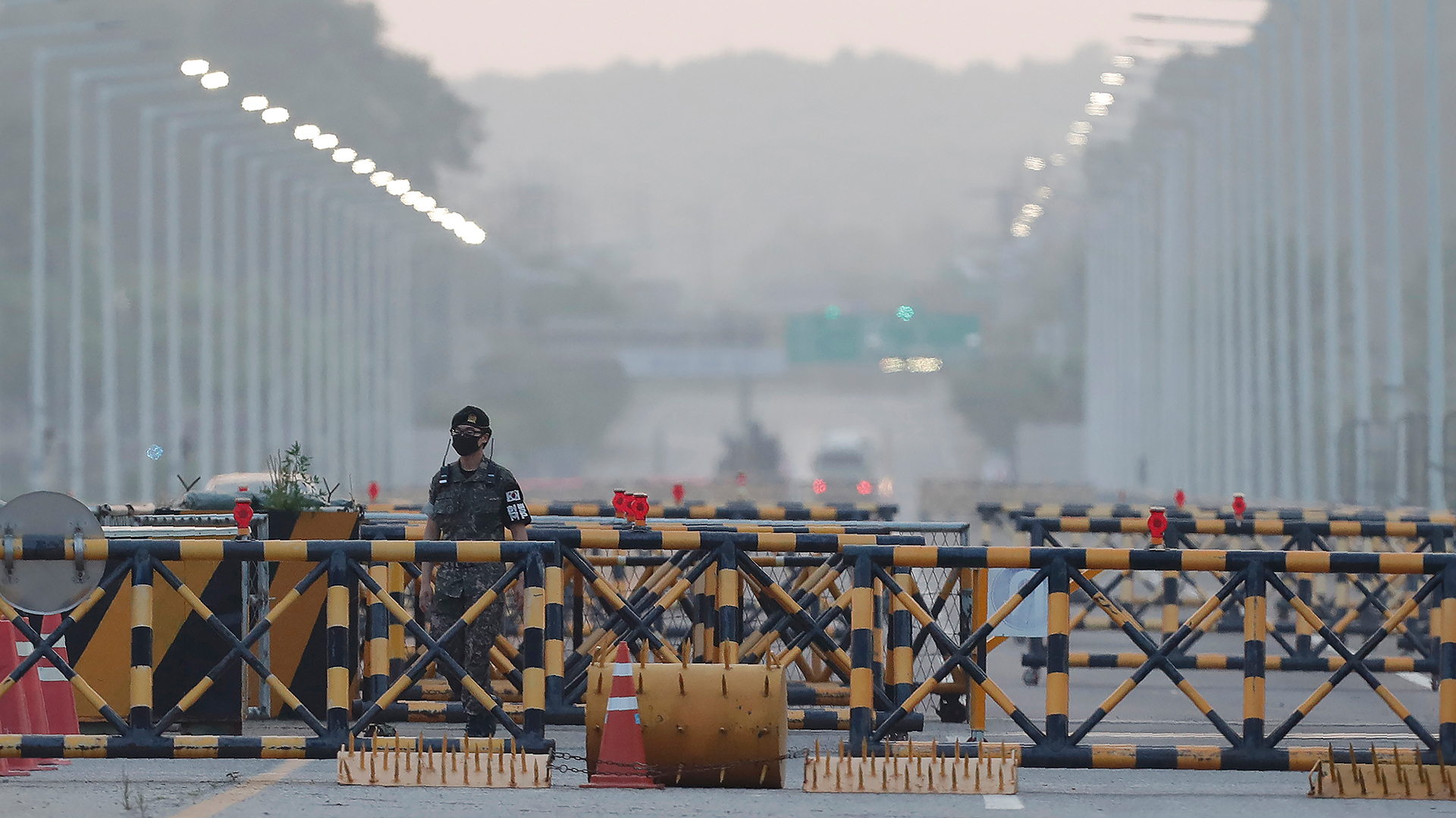 Ein Soldat der südkoreanischen Armee patrouilliert an der Vereinigungsbrücke, die zum Grenzdorf Panmunjom in der entmilitarisierten Zone führt. | dpa