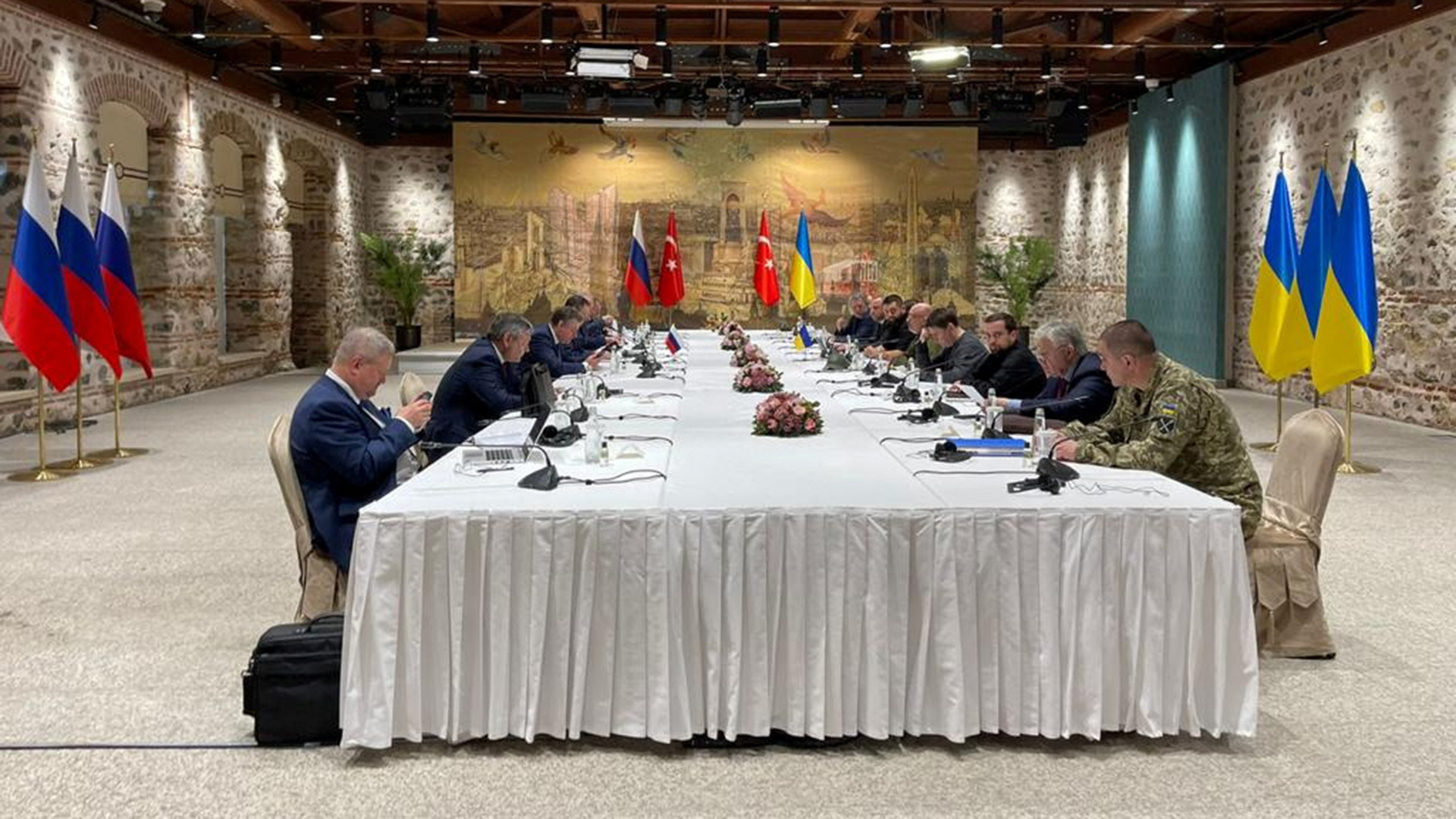 Mitglieder der ukrainischen Delegation nehmen an Gesprächen mit russischen Unterhändlern teil. | via REUTERS