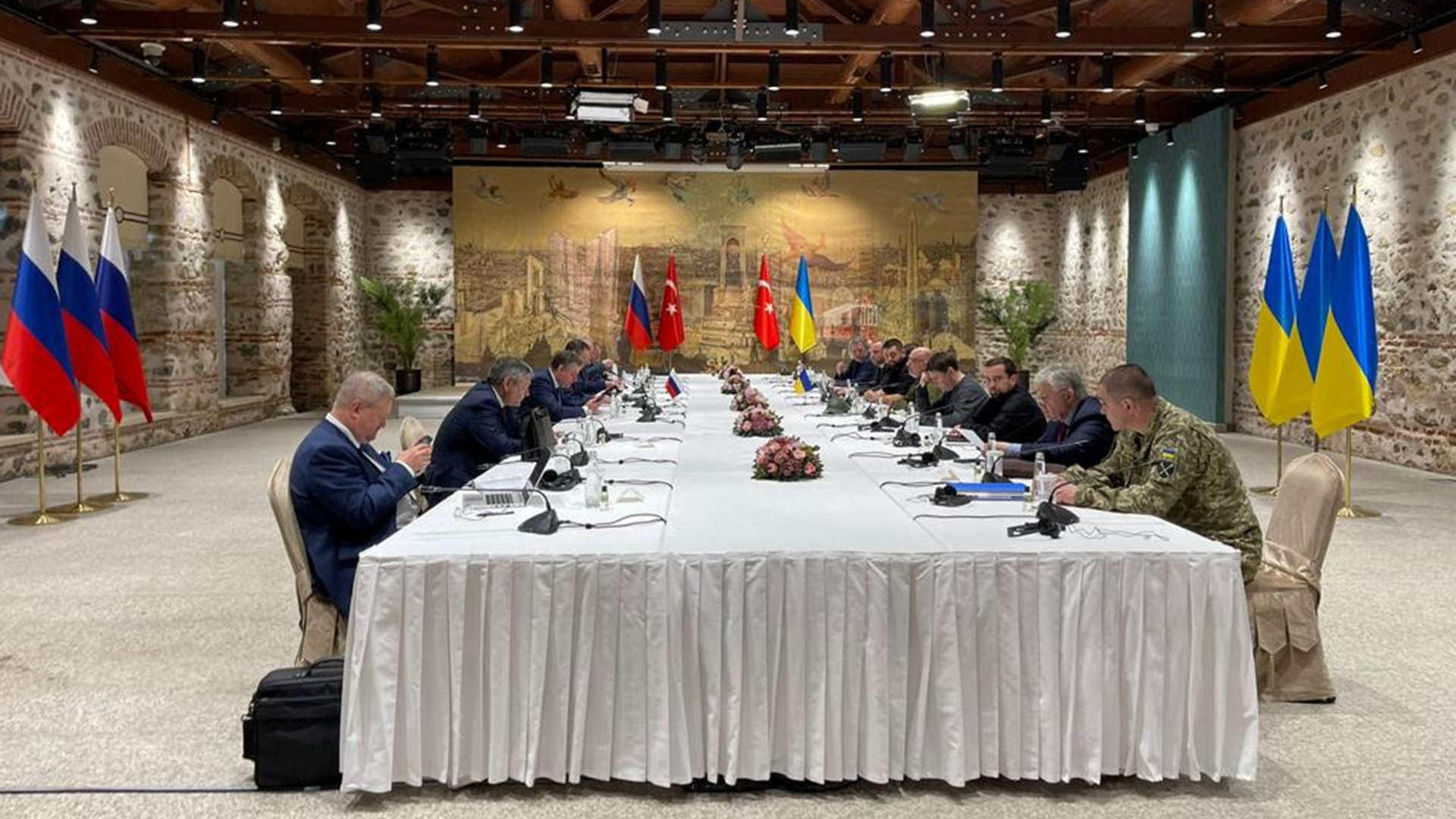Mitglieder der ukrainischen Delegation nehmen an den Gesprächen mit russischen Unterhändlern teil.