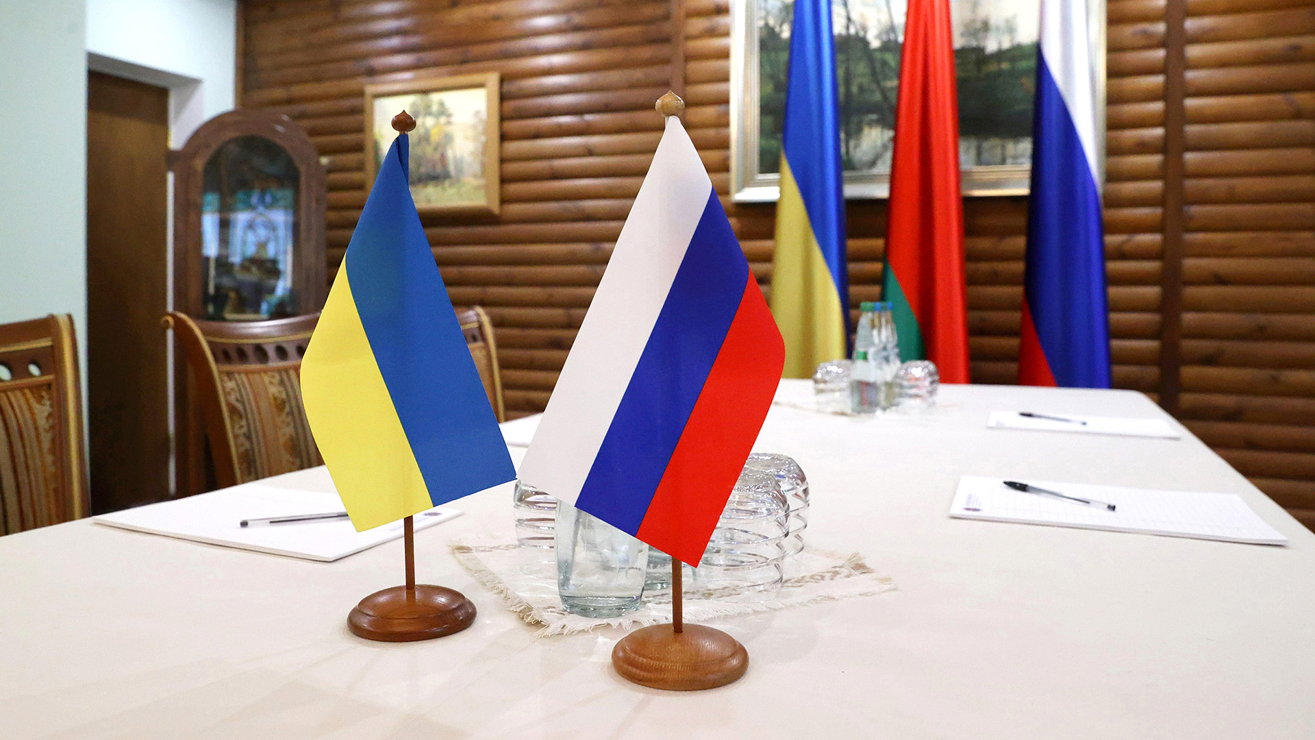 Eine russische und eine ukrainische Fahne auf einem Tisch