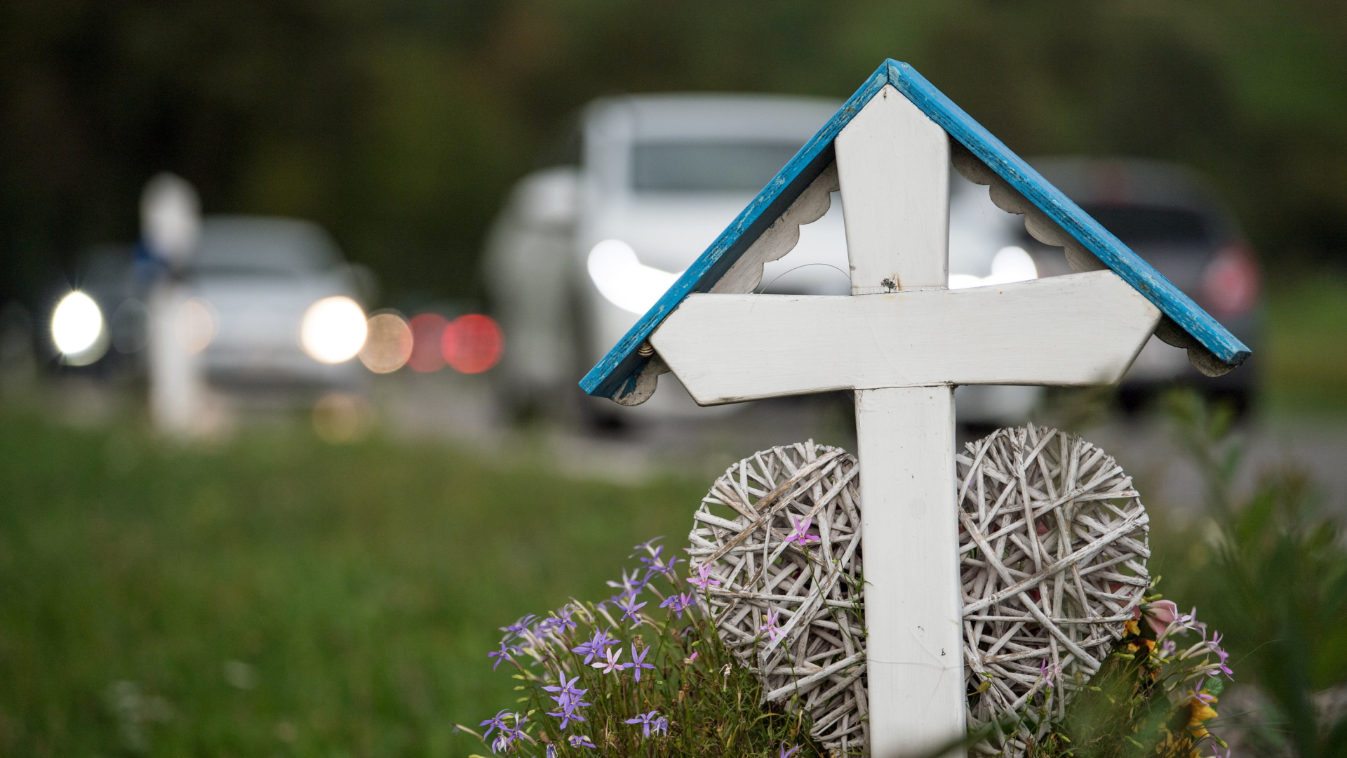 Ein Kreuz an der Straße für ein Unfallopfer | Bildquelle: dpa