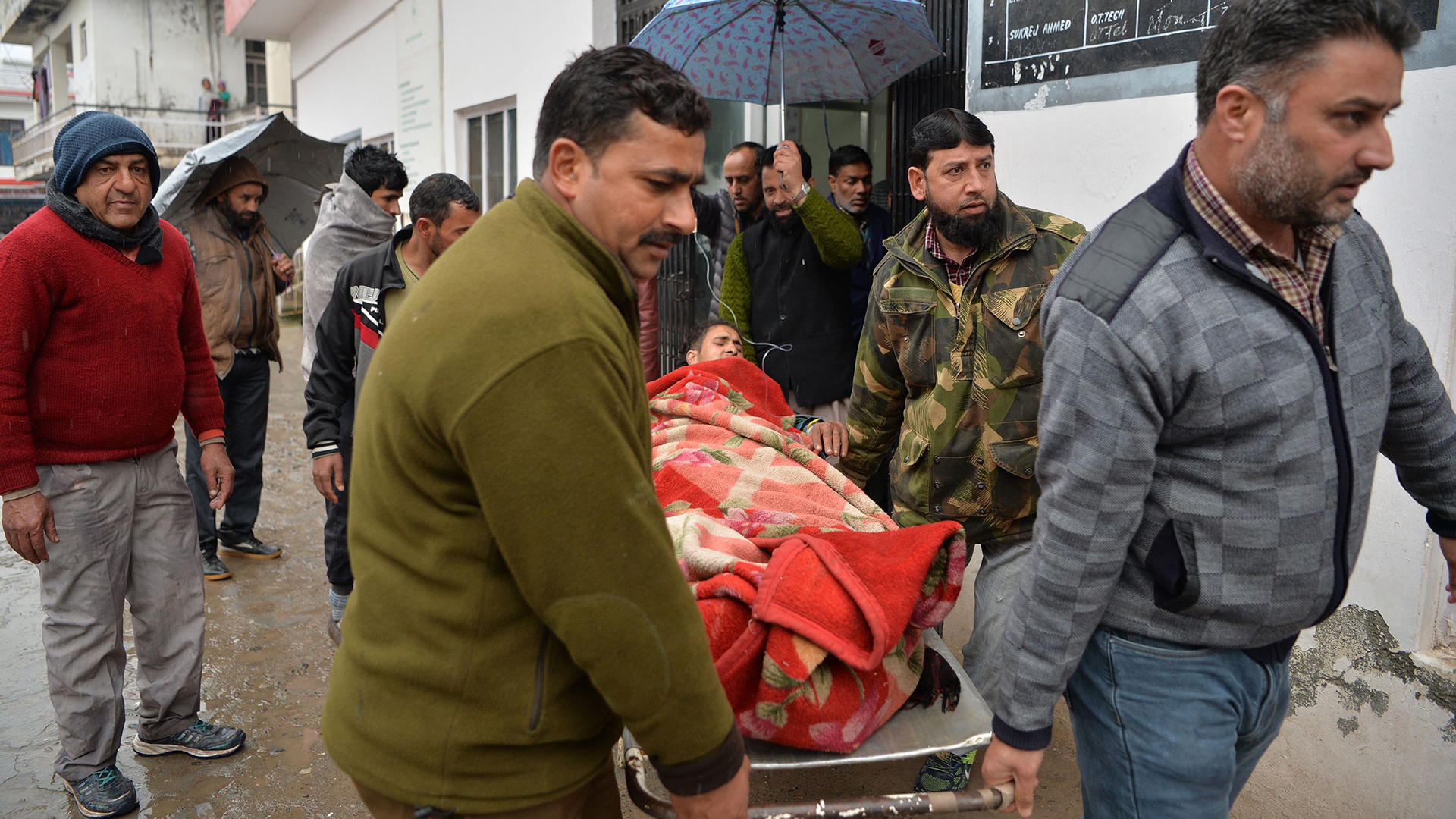 Männer transportieren einen verletzten Mann auf einer Trage. | AFP